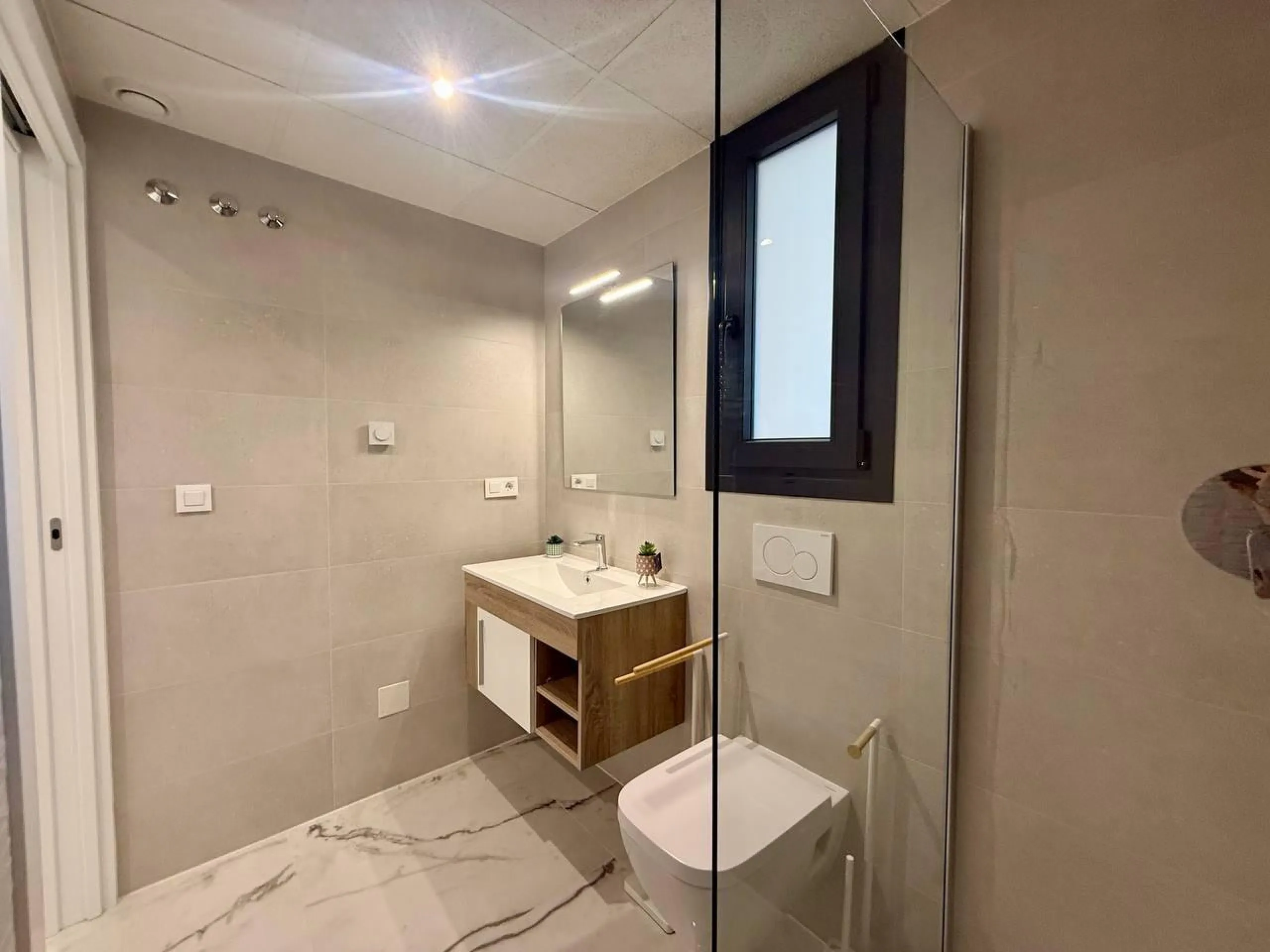 Apartamento completamente amueblado en Ático con dos plazas de aparcamiento, trastero, solárium privado 70m2, piscina comunitaria, gimnasio, sauna y jacuzzi.
