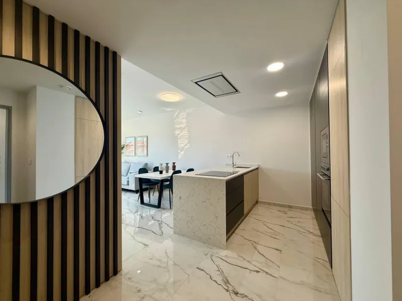 Apartamento completamente amueblado en Ático con dos plazas de aparcamiento, trastero, solárium privado 70m2, piscina comunitaria, gimnasio, sauna y jacuzzi.