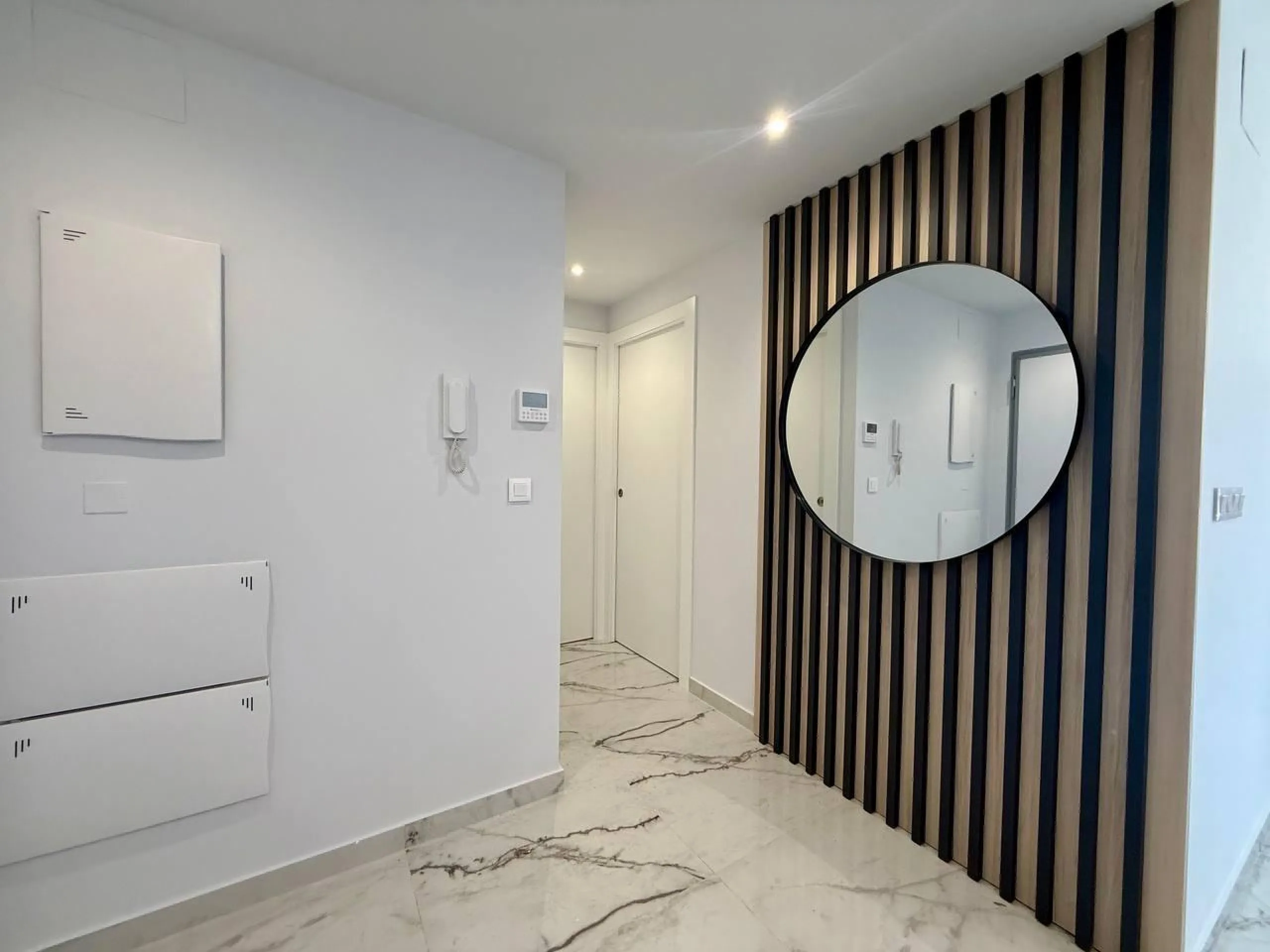 Apartamento completamente amueblado en Ático con dos plazas de aparcamiento, trastero, solárium privado 70m2, piscina comunitaria, gimnasio, sauna y jacuzzi.