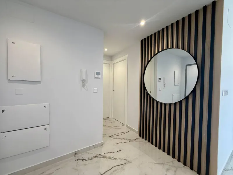 Apartamento completamente amueblado en Ático con dos plazas de aparcamiento, trastero, solárium privado 70m2, piscina comunitaria, gimnasio, sauna y jacuzzi.