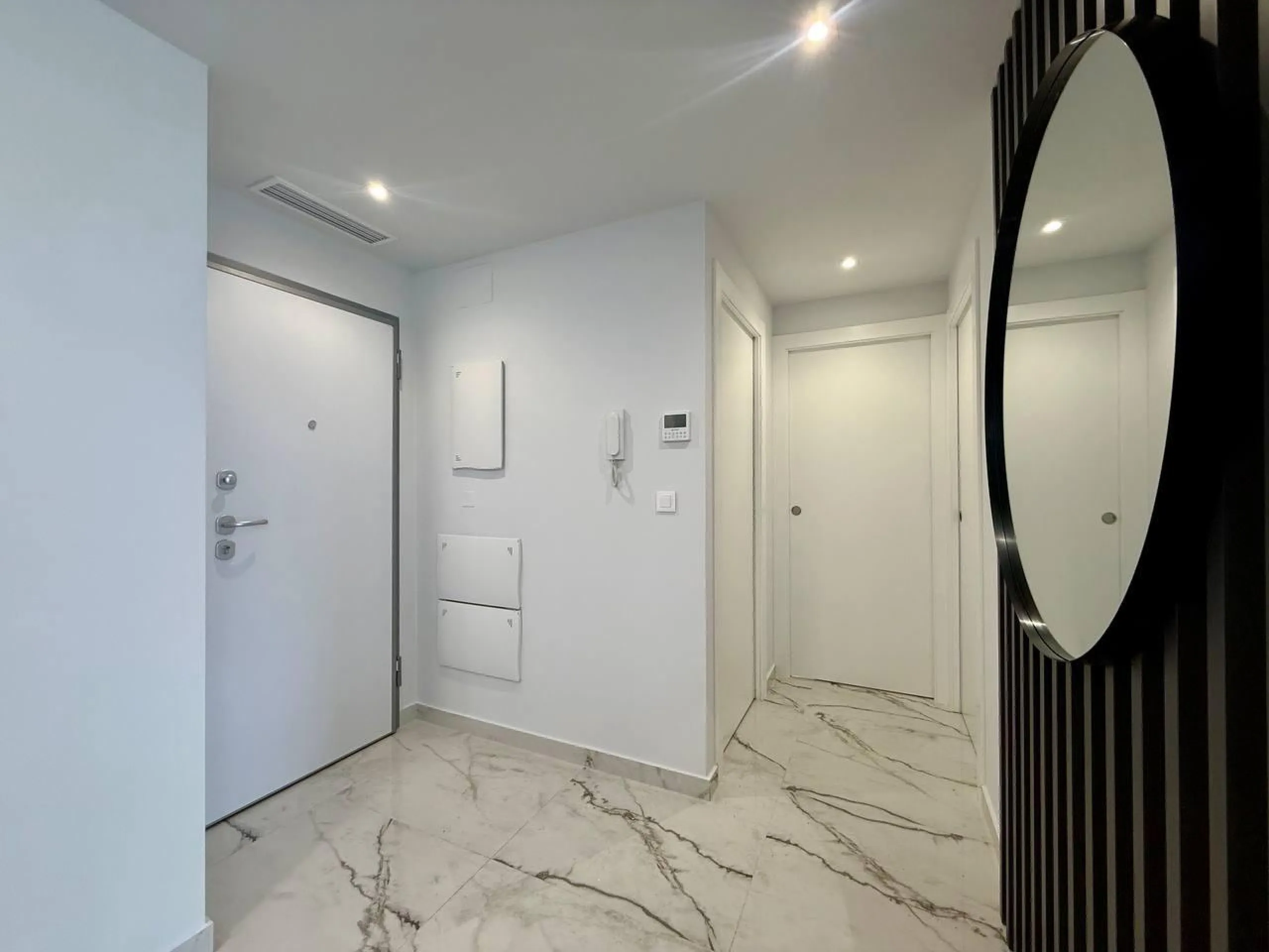 Apartamento completamente amueblado en Ático con dos plazas de aparcamiento, trastero, solárium privado 70m2, piscina comunitaria, gimnasio, sauna y jacuzzi.
