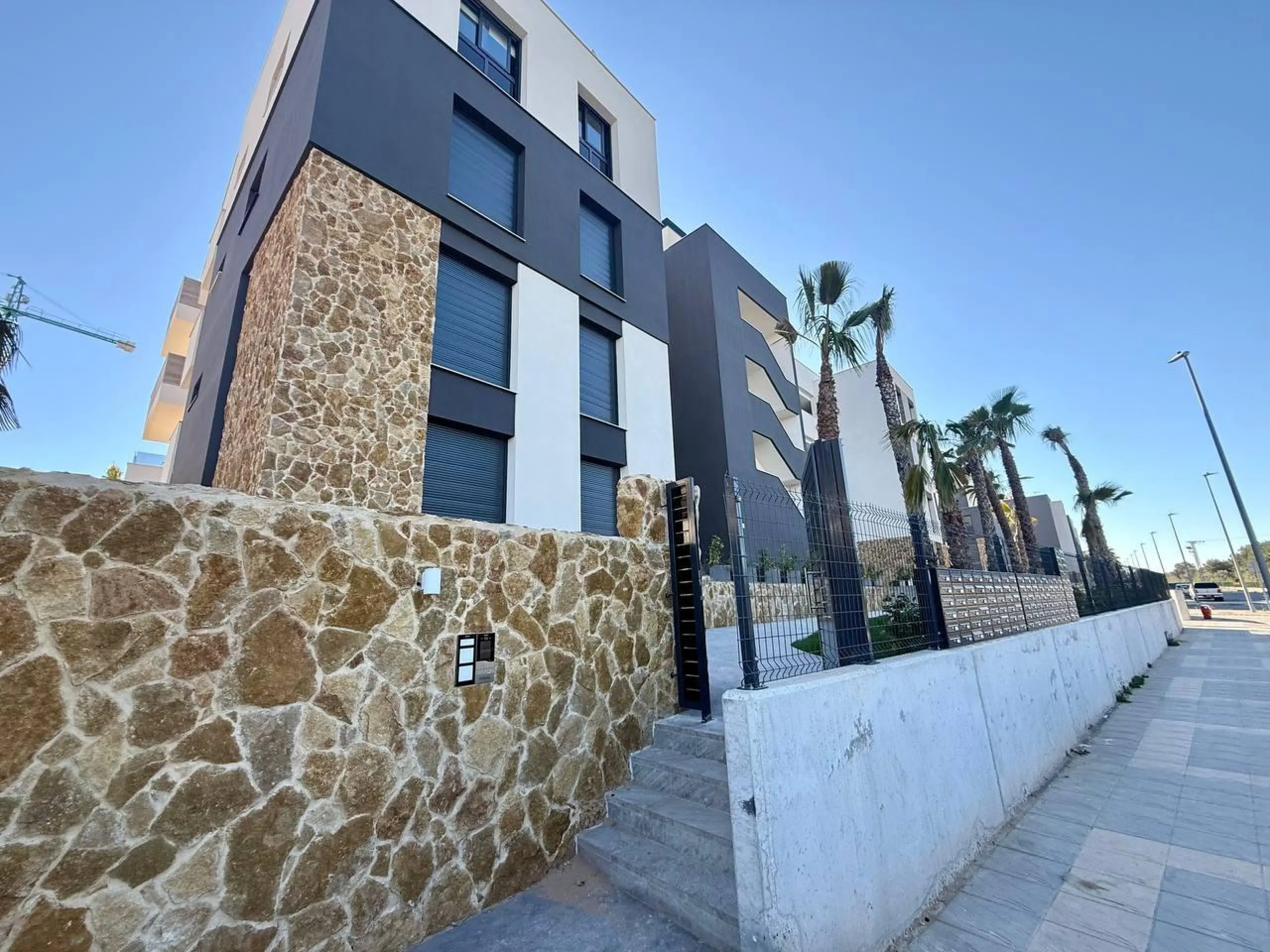 Apartamento completamente amueblado en Ático con dos plazas de aparcamiento, trastero, solárium privado 70m2, piscina comunitaria, gimnasio, sauna y jacuzzi.