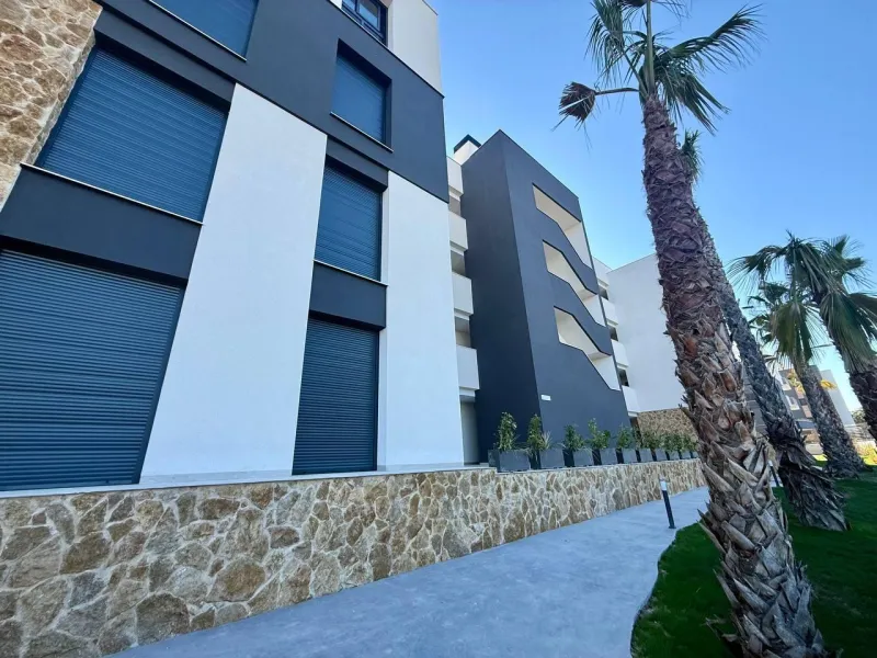 Apartamento completamente amueblado en Ático con dos plazas de aparcamiento, trastero, solárium privado 70m2, piscina comunitaria, gimnasio, sauna y jacuzzi.