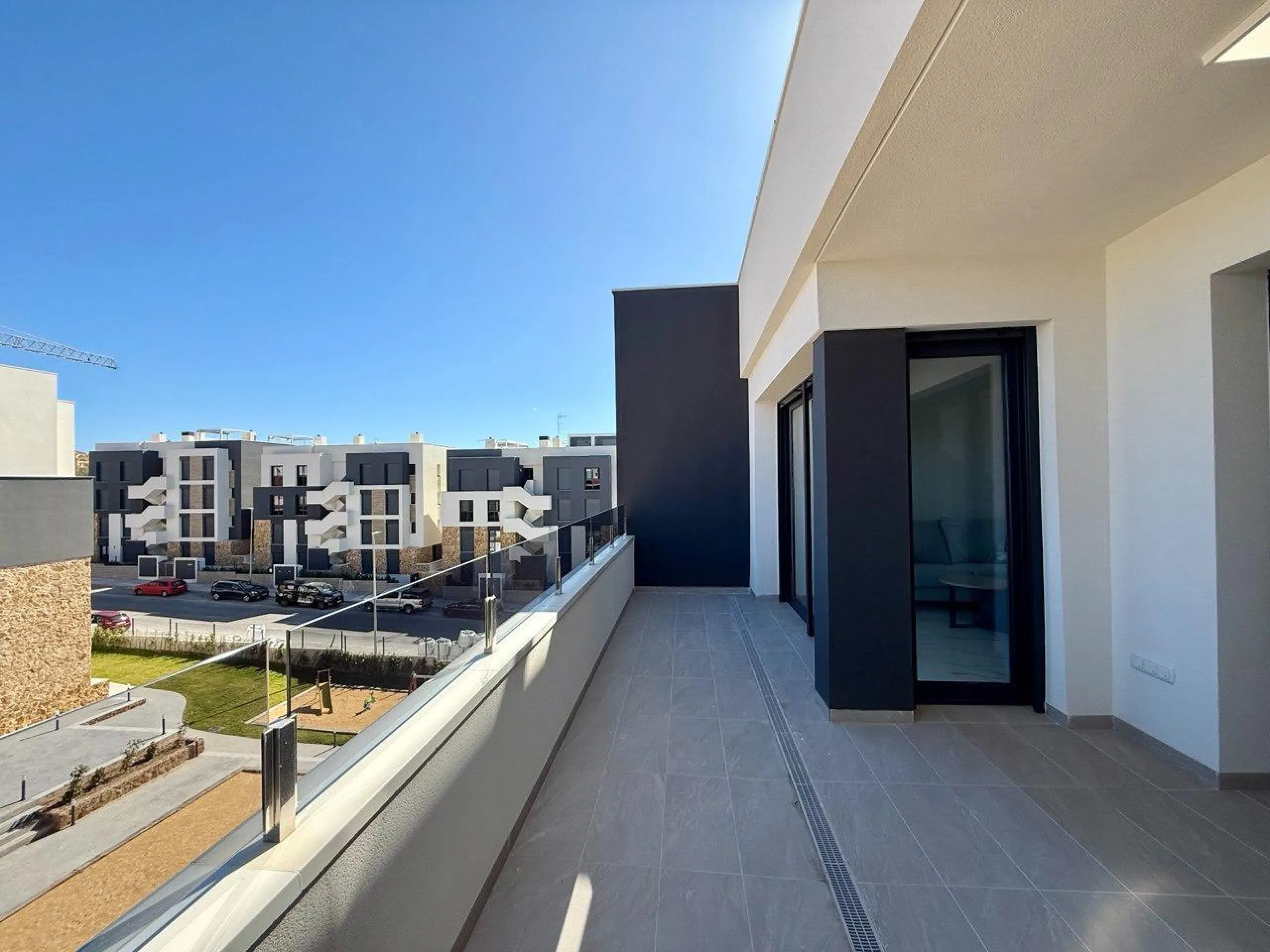 Apartamento completamente amueblado en Ático con dos plazas de aparcamiento, trastero, solárium privado 70m2, piscina comunitaria, gimnasio, sauna y jacuzzi.