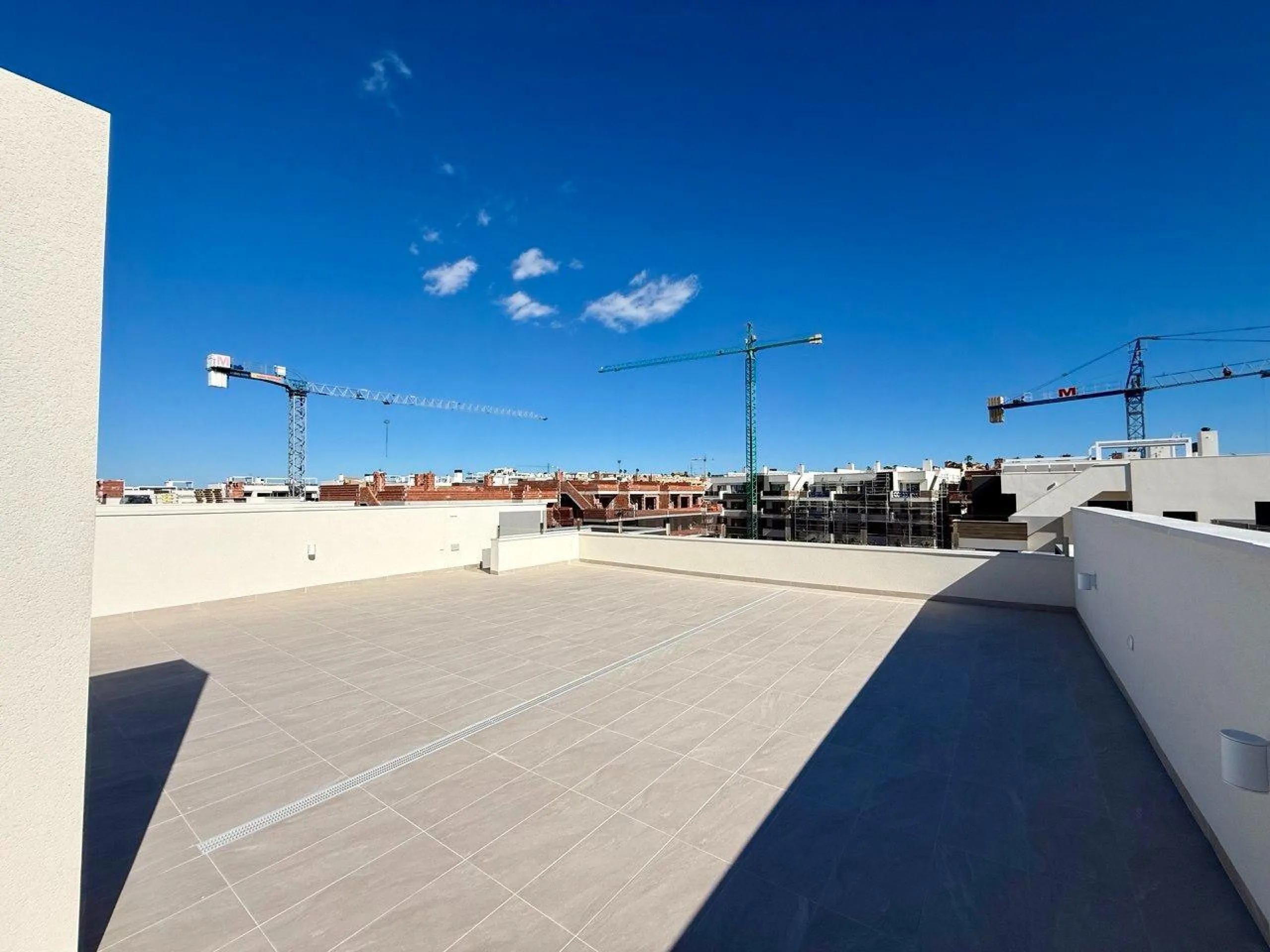 Apartamento completamente amueblado en Ático con dos plazas de aparcamiento, trastero, solárium privado 70m2, piscina comunitaria, gimnasio, sauna y jacuzzi.