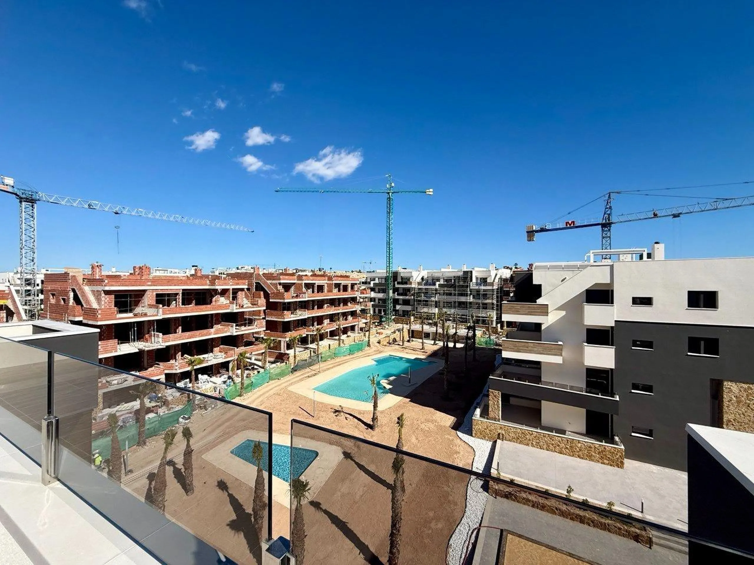 Apartamento completamente amueblado en Ático con dos plazas de aparcamiento, trastero, solárium privado 70m2, piscina comunitaria, gimnasio, sauna y jacuzzi.