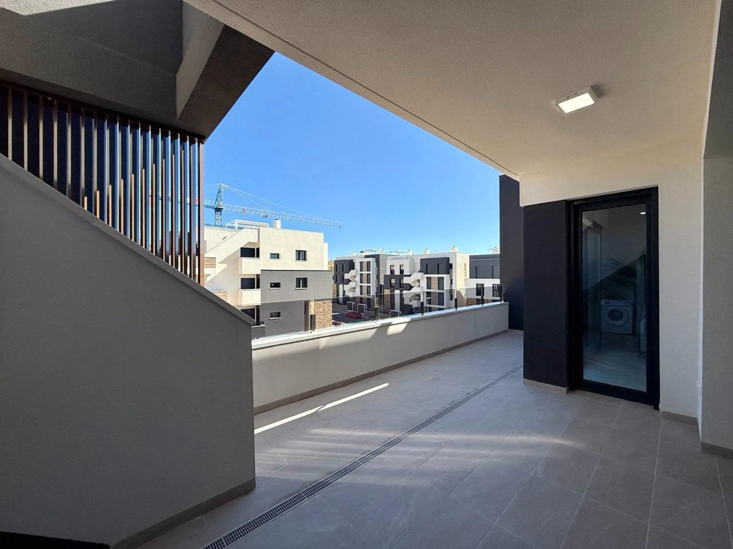 Apartamento completamente amueblado en Ático con dos plazas de aparcamiento, trastero, solárium privado 70m2, piscina comunitaria, gimnasio, sauna y jacuzzi.