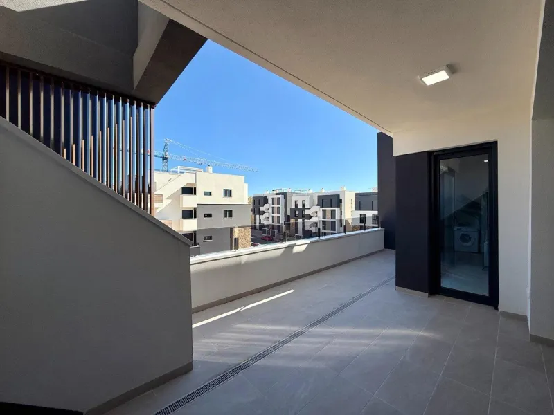 Apartamento completamente amueblado en Ático con dos plazas de aparcamiento, trastero, solárium privado 70m2, piscina comunitaria, gimnasio, sauna y jacuzzi.