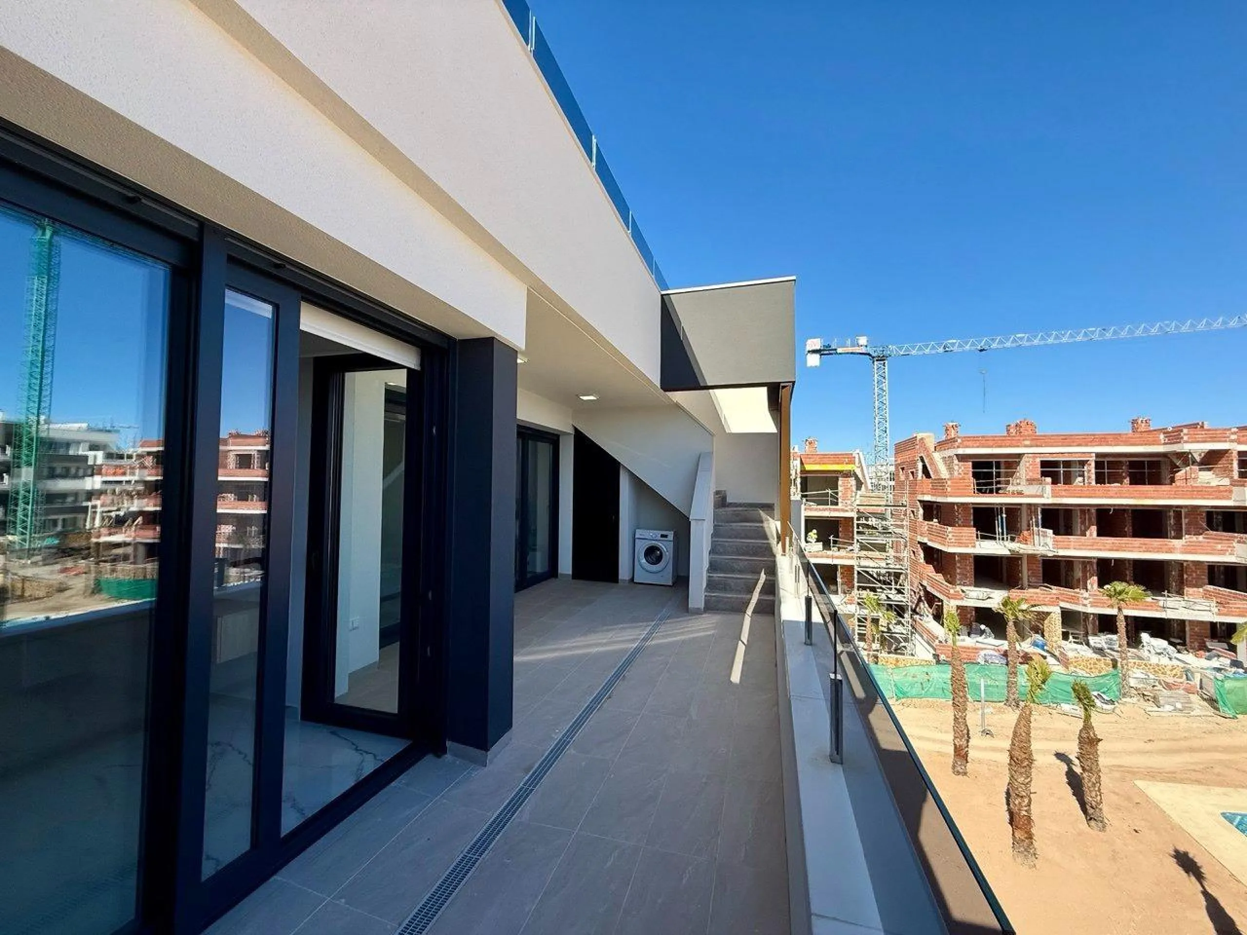 Apartamento completamente amueblado en Ático con dos plazas de aparcamiento, trastero, solárium privado 70m2, piscina comunitaria, gimnasio, sauna y jacuzzi.