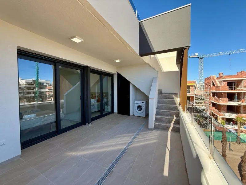 Apartamento completamente amueblado en Ático con dos plazas de aparcamiento, trastero, solárium privado 70m2, piscina comunitaria, gimnasio, sauna y jacuzzi.