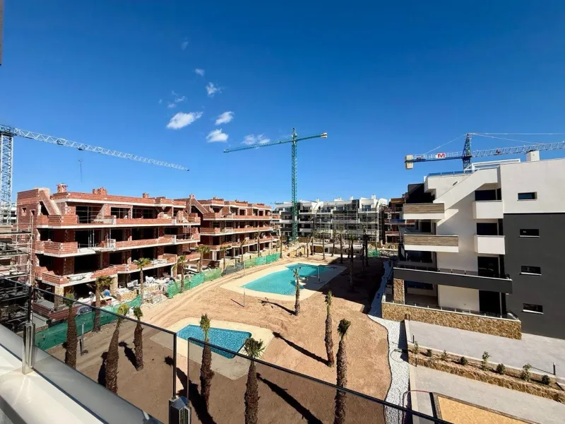 Apartamento completamente amueblado en Ático con dos plazas de aparcamiento, trastero, solárium privado 70m2, piscina comunitaria, gimnasio, sauna y jacuzzi.