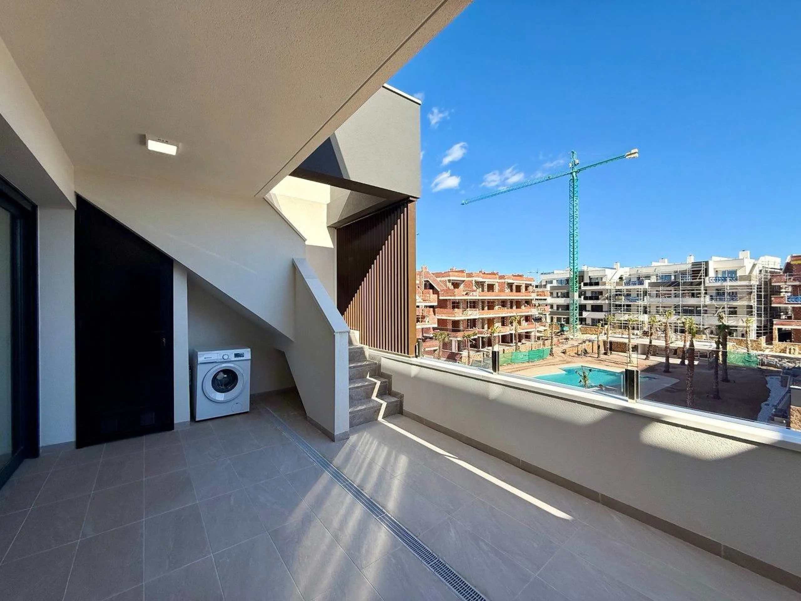 Apartamento completamente amueblado en Ático con dos plazas de aparcamiento, trastero, solárium privado 70m2, piscina comunitaria, gimnasio, sauna y jacuzzi.