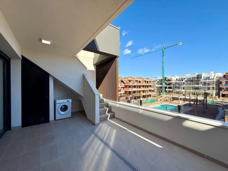 Apartamento completamente amueblado en Ático con dos plazas de aparcamiento, trastero, solárium privado 70m2, piscina comunitaria, gimnasio, sauna y jacuzzi.