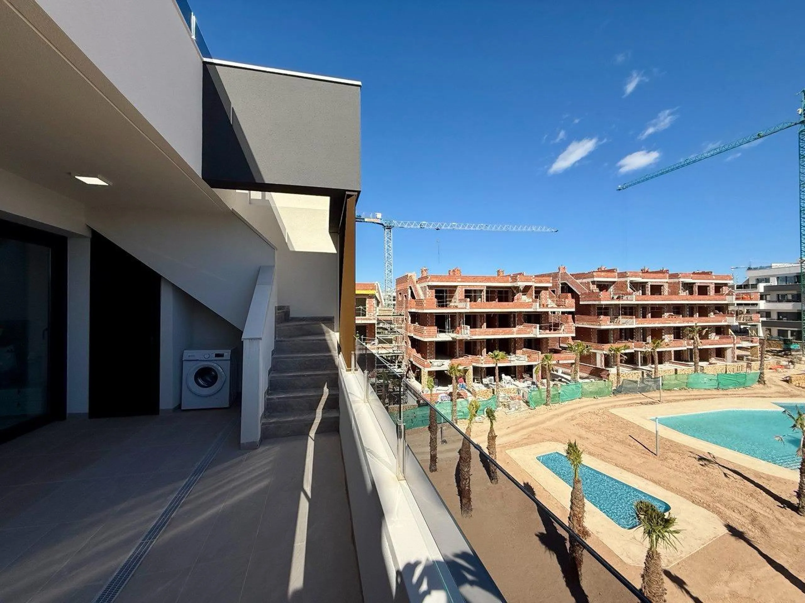 Apartamento completamente amueblado en Ático con dos plazas de aparcamiento, trastero, solárium privado 70m2, piscina comunitaria, gimnasio, sauna y jacuzzi.