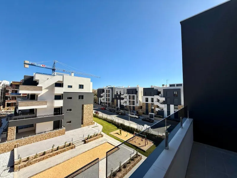 Apartamento completamente amueblado en Ático con dos plazas de aparcamiento, trastero, solárium privado 70m2, piscina comunitaria, gimnasio, sauna y jacuzzi.