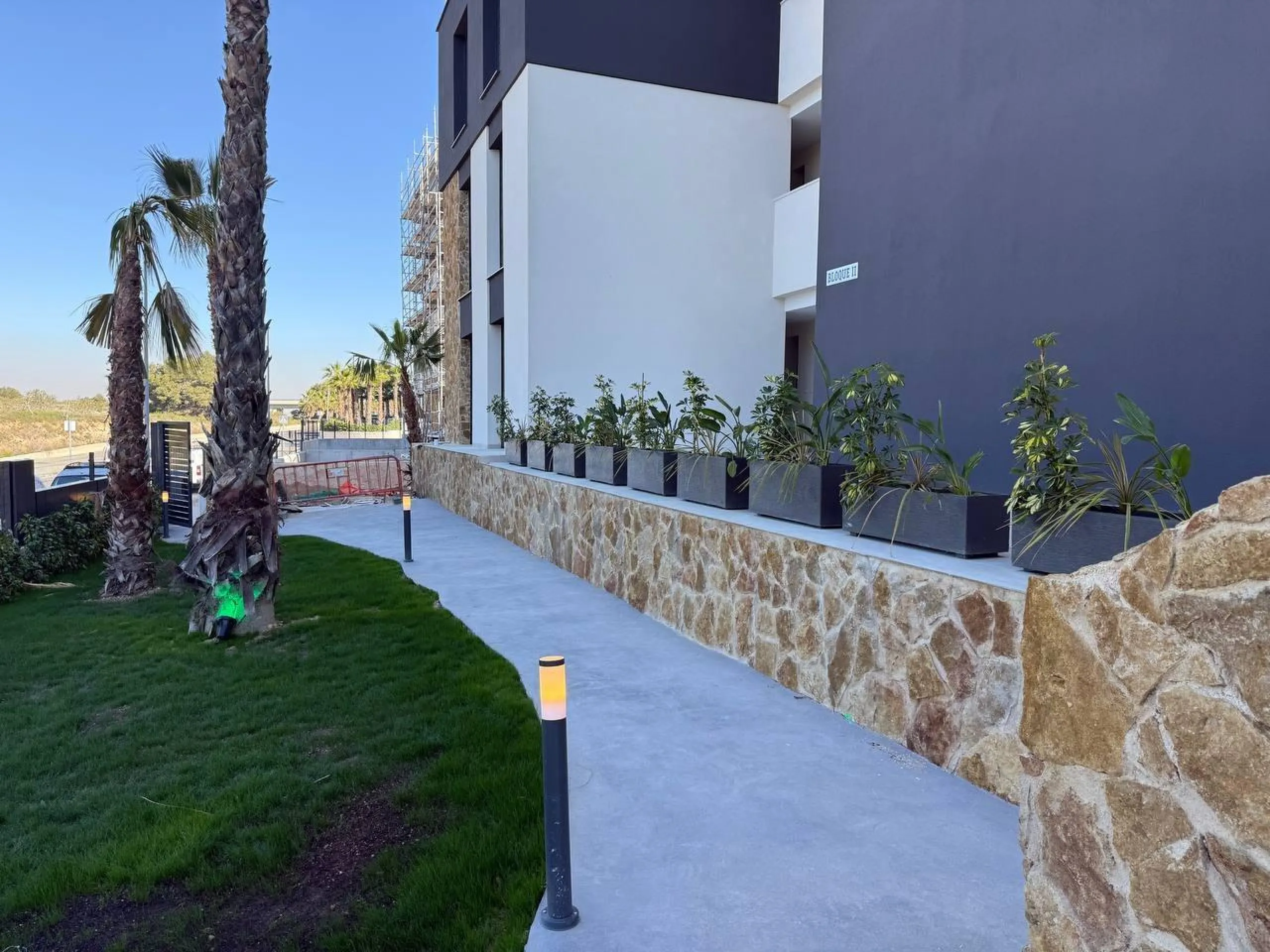 Apartamento completamente amueblado en Ático con dos plazas de aparcamiento, trastero, solárium privado 70m2, piscina comunitaria, gimnasio, sauna y jacuzzi.
