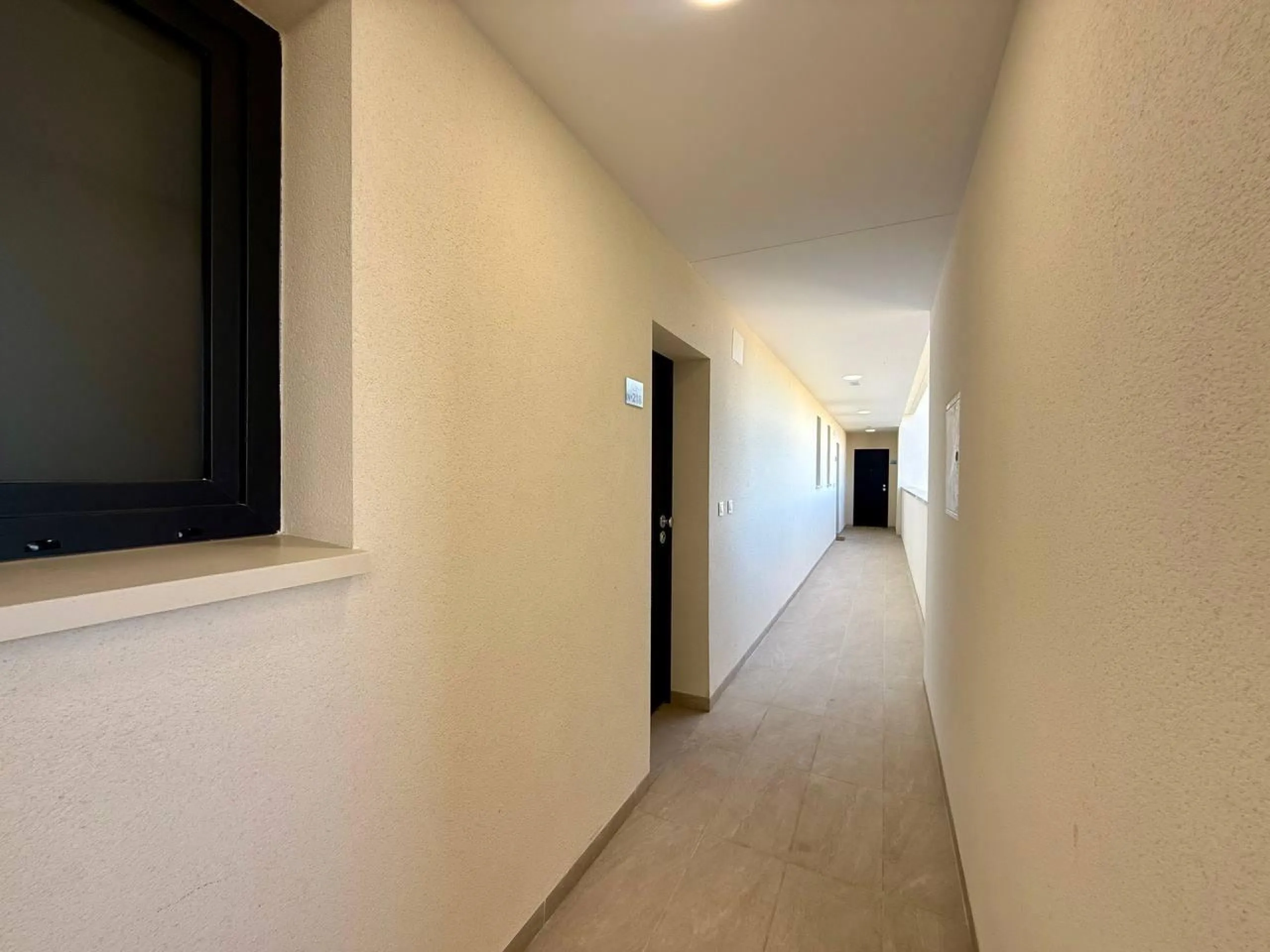 Apartamento completamente amueblado en Ático con dos plazas de aparcamiento, trastero, solárium privado 70m2, piscina comunitaria, gimnasio, sauna y jacuzzi.