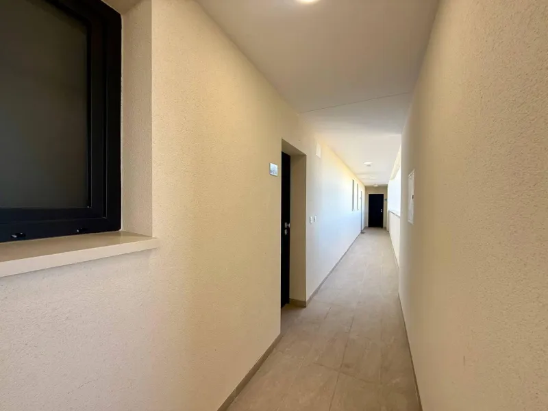 Apartamento completamente amueblado en Ático con dos plazas de aparcamiento, trastero, solárium privado 70m2, piscina comunitaria, gimnasio, sauna y jacuzzi.