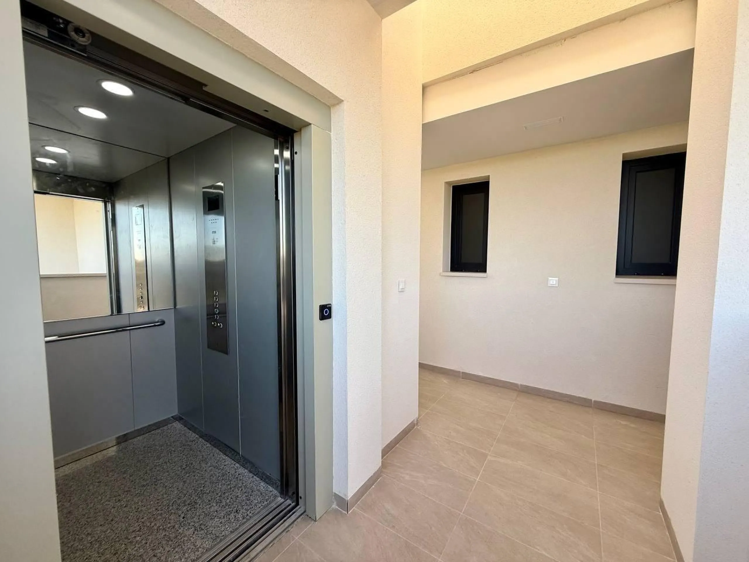 Apartamento completamente amueblado en Ático con dos plazas de aparcamiento, trastero, solárium privado 70m2, piscina comunitaria, gimnasio, sauna y jacuzzi.