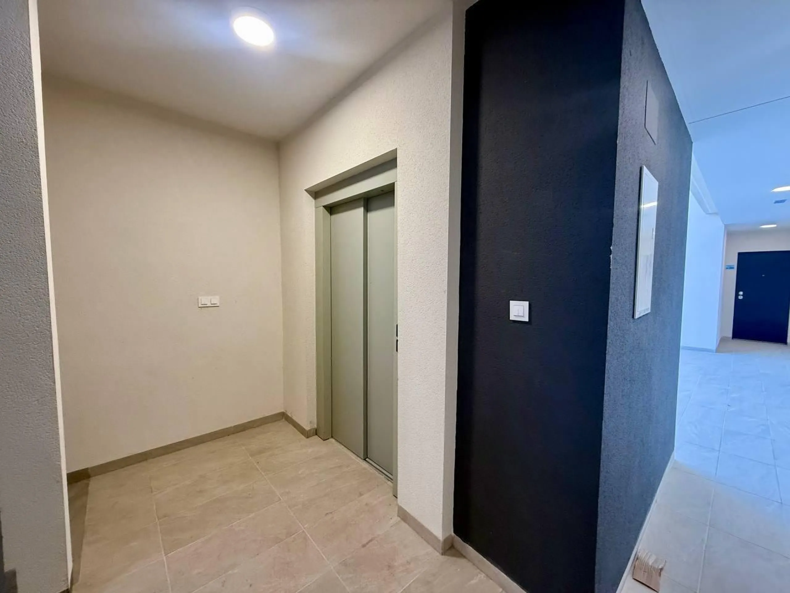 Apartamento completamente amueblado en Ático con dos plazas de aparcamiento, trastero, solárium privado 70m2, piscina comunitaria, gimnasio, sauna y jacuzzi.