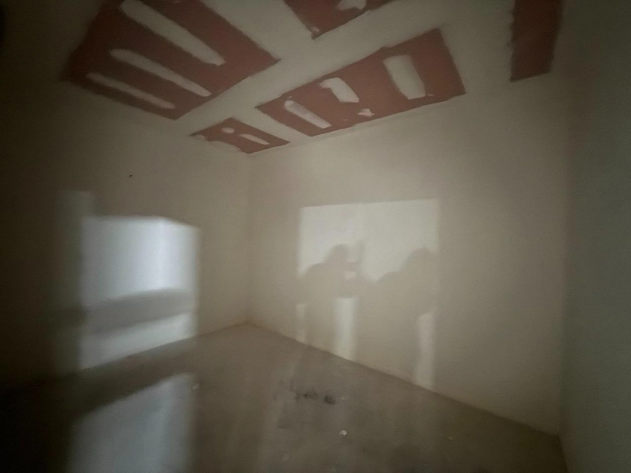 Apartamento completamente amueblado en Ático con dos plazas de aparcamiento, trastero, solárium privado 70m2, piscina comunitaria, gimnasio, sauna y jacuzzi.