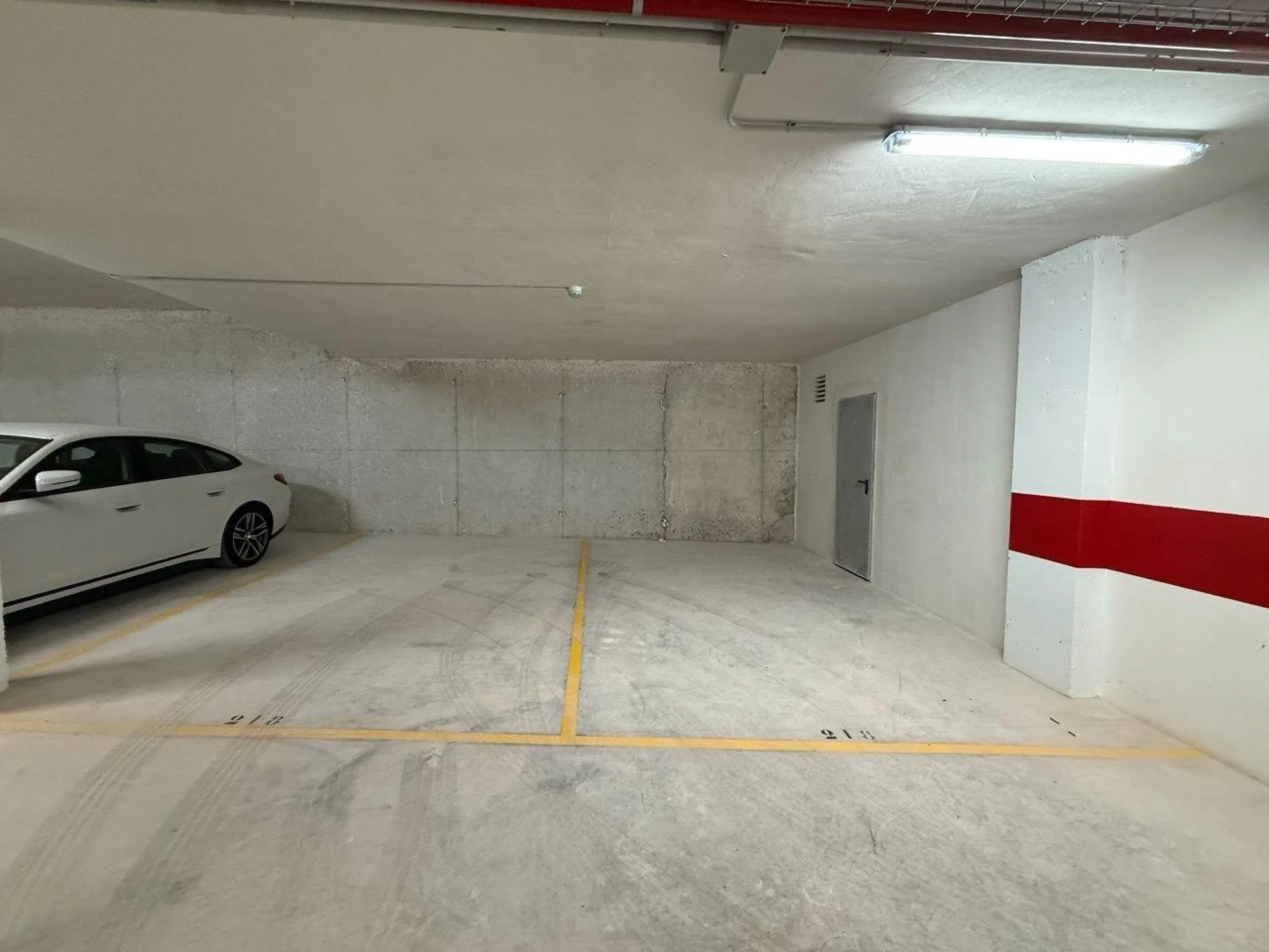 Apartamento completamente amueblado en Ático con dos plazas de aparcamiento, trastero, solárium privado 70m2, piscina comunitaria, gimnasio, sauna y jacuzzi.