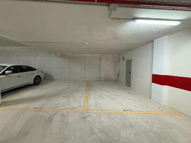 Apartamento completamente amueblado en Ático con dos plazas de aparcamiento, trastero, solárium privado 70m2, piscina comunitaria, gimnasio, sauna y jacuzzi.