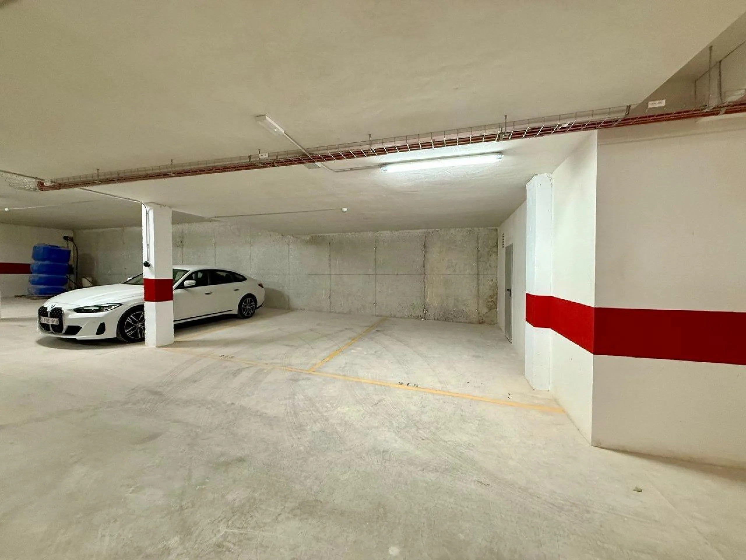 Apartamento completamente amueblado en Ático con dos plazas de aparcamiento, trastero, solárium privado 70m2, piscina comunitaria, gimnasio, sauna y jacuzzi.
