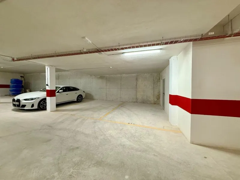 Apartamento completamente amueblado en Ático con dos plazas de aparcamiento, trastero, solárium privado 70m2, piscina comunitaria, gimnasio, sauna y jacuzzi.