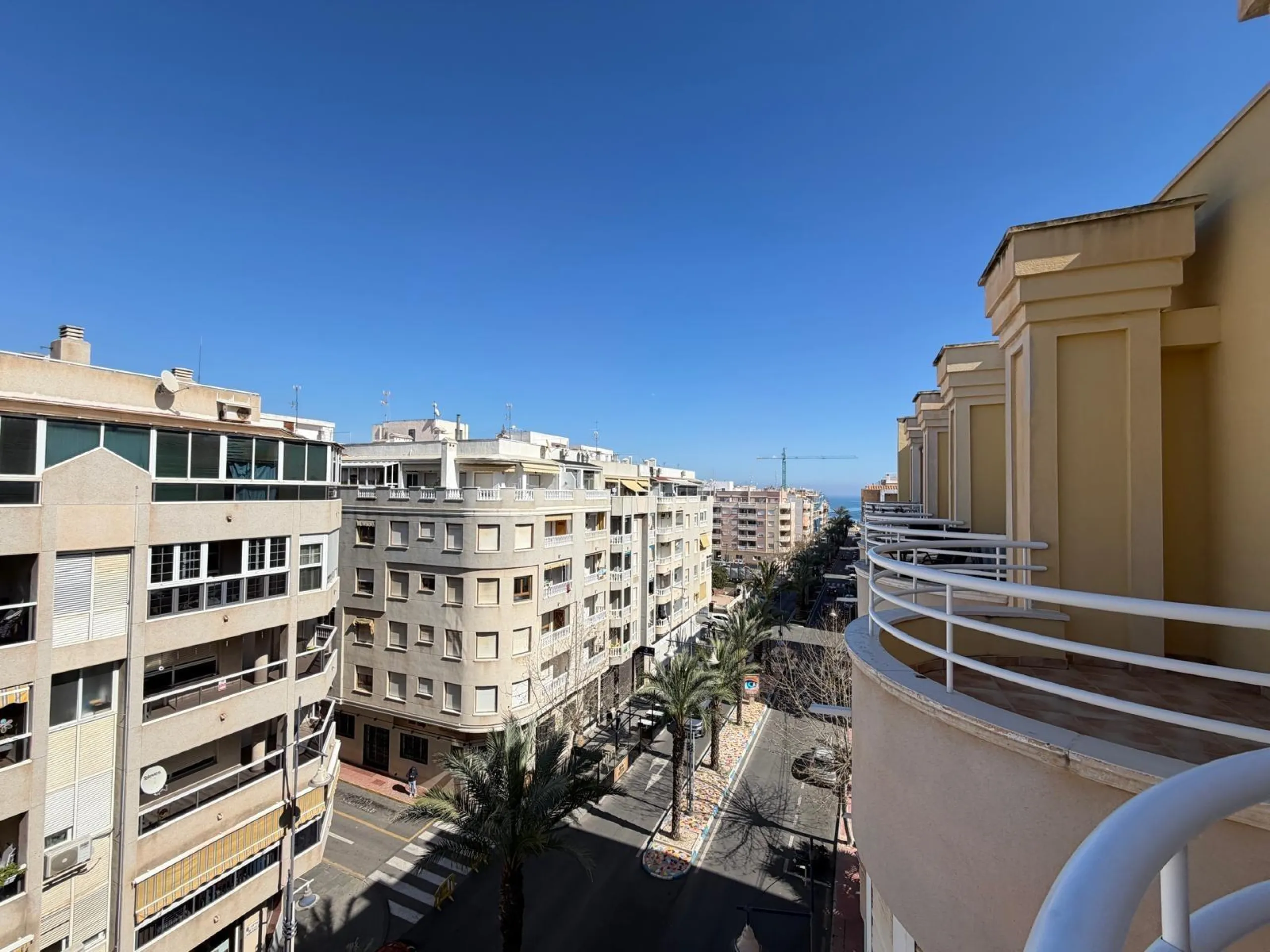 PENTHOUSE WITH SEA VIEWS ON AV. DE LAS HABANERAS WITH VERY LARGE GARAGE SPACE INCLUDED. 2 BEDROOMS. 1 BATHROOM. TOTAL AREA OF 72 M2.