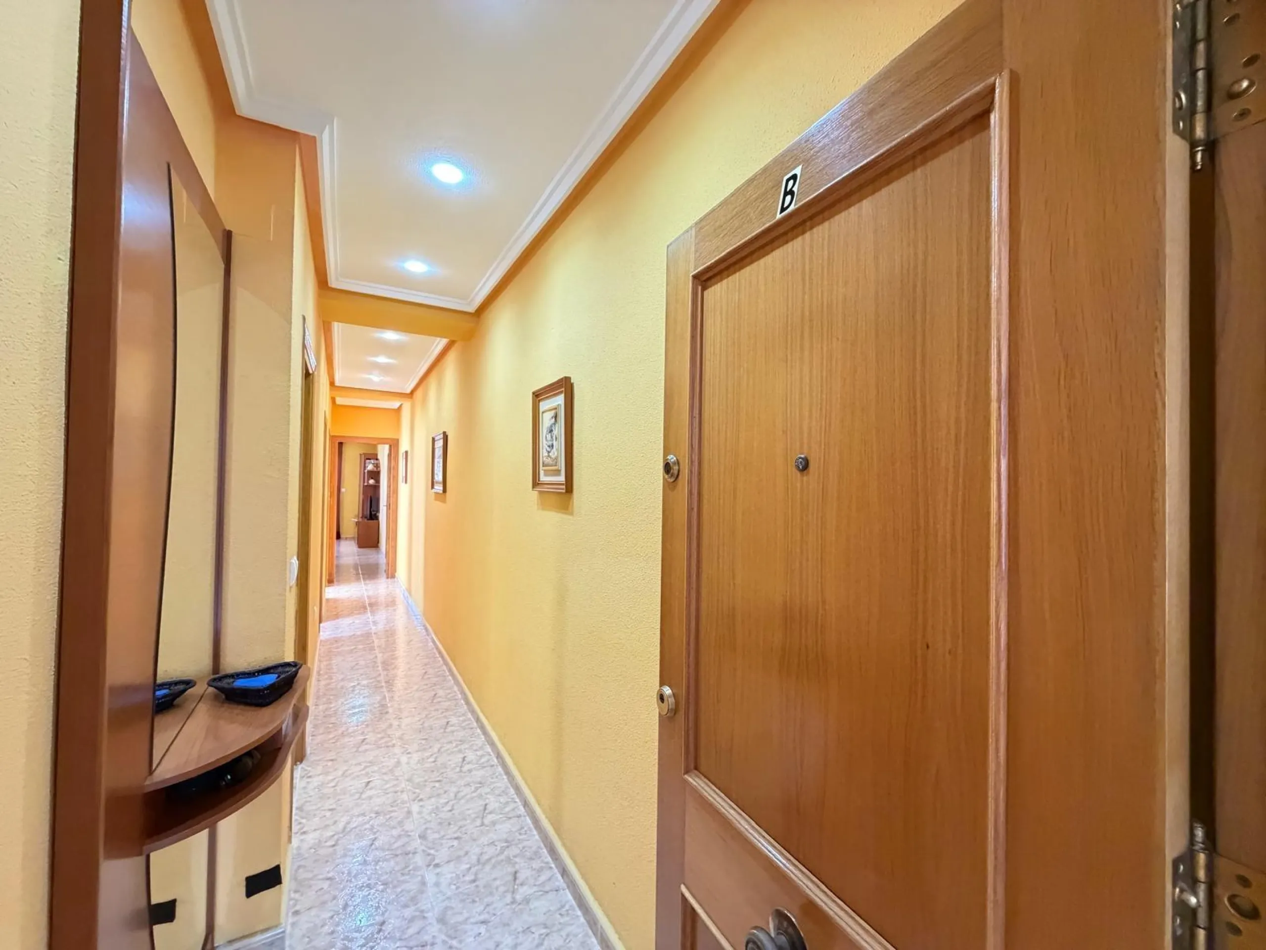PENTHOUSE WITH SEA VIEWS ON AV. DE LAS HABANERAS WITH VERY LARGE GARAGE SPACE INCLUDED. 2 BEDROOMS. 1 BATHROOM. TOTAL AREA OF 72 M2.