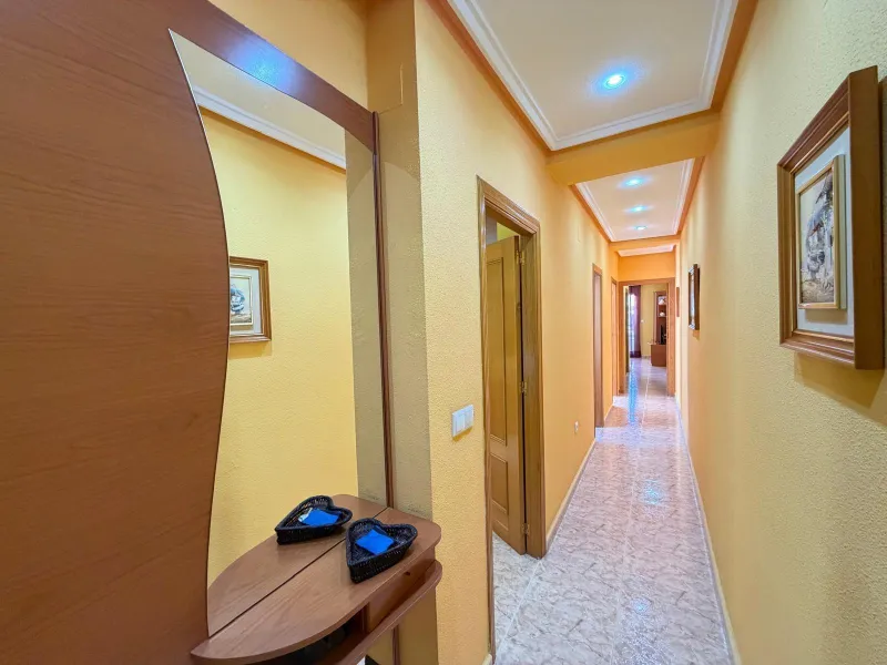PENTHOUSE WITH SEA VIEWS ON AV. DE LAS HABANERAS WITH VERY LARGE GARAGE SPACE INCLUDED. 2 BEDROOMS. 1 BATHROOM. TOTAL AREA OF 72 M2.