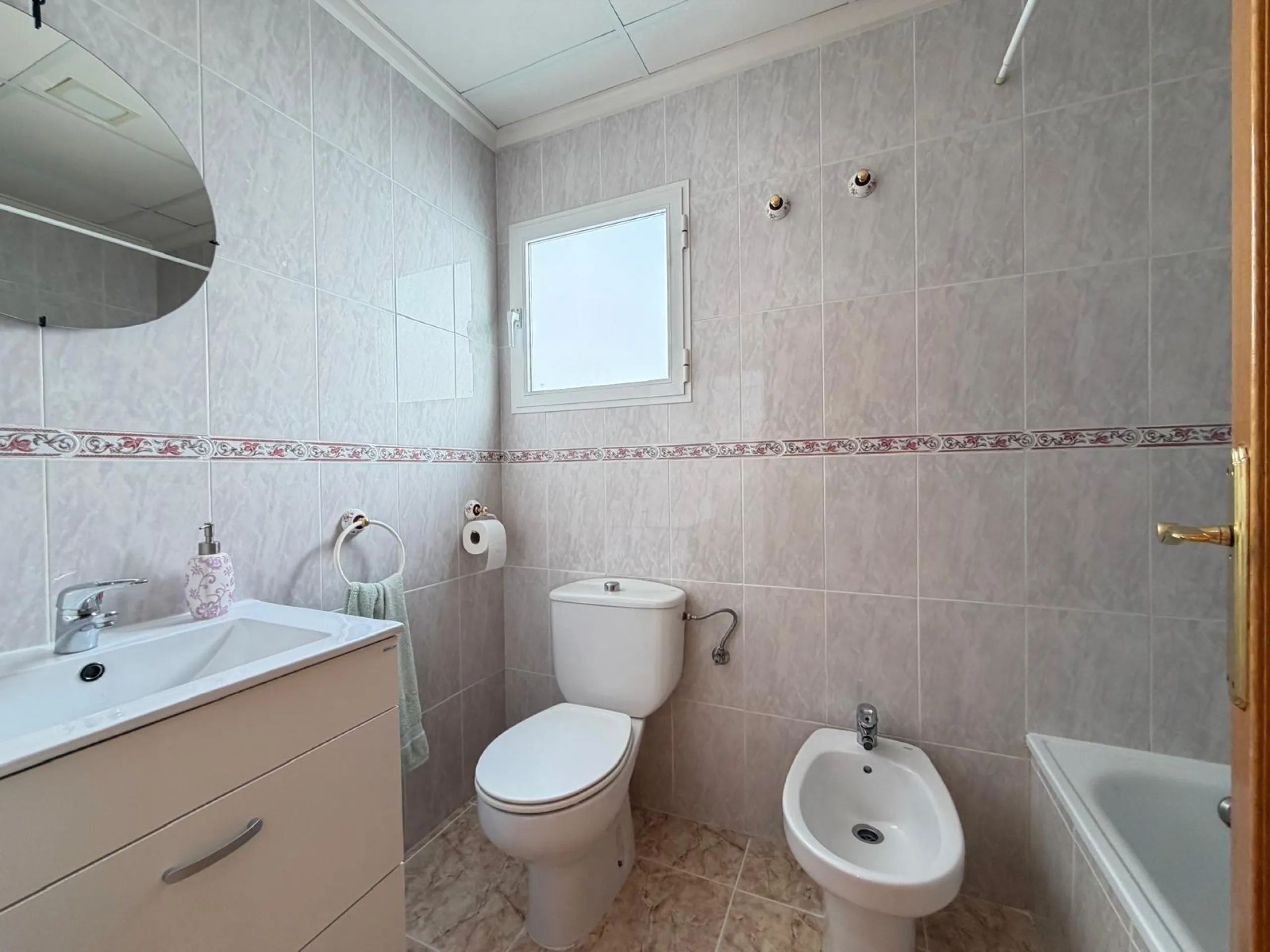 PENTHOUSE WITH SEA VIEWS ON AV. DE LAS HABANERAS WITH VERY LARGE GARAGE SPACE INCLUDED. 2 BEDROOMS. 1 BATHROOM. TOTAL AREA OF 72 M2.