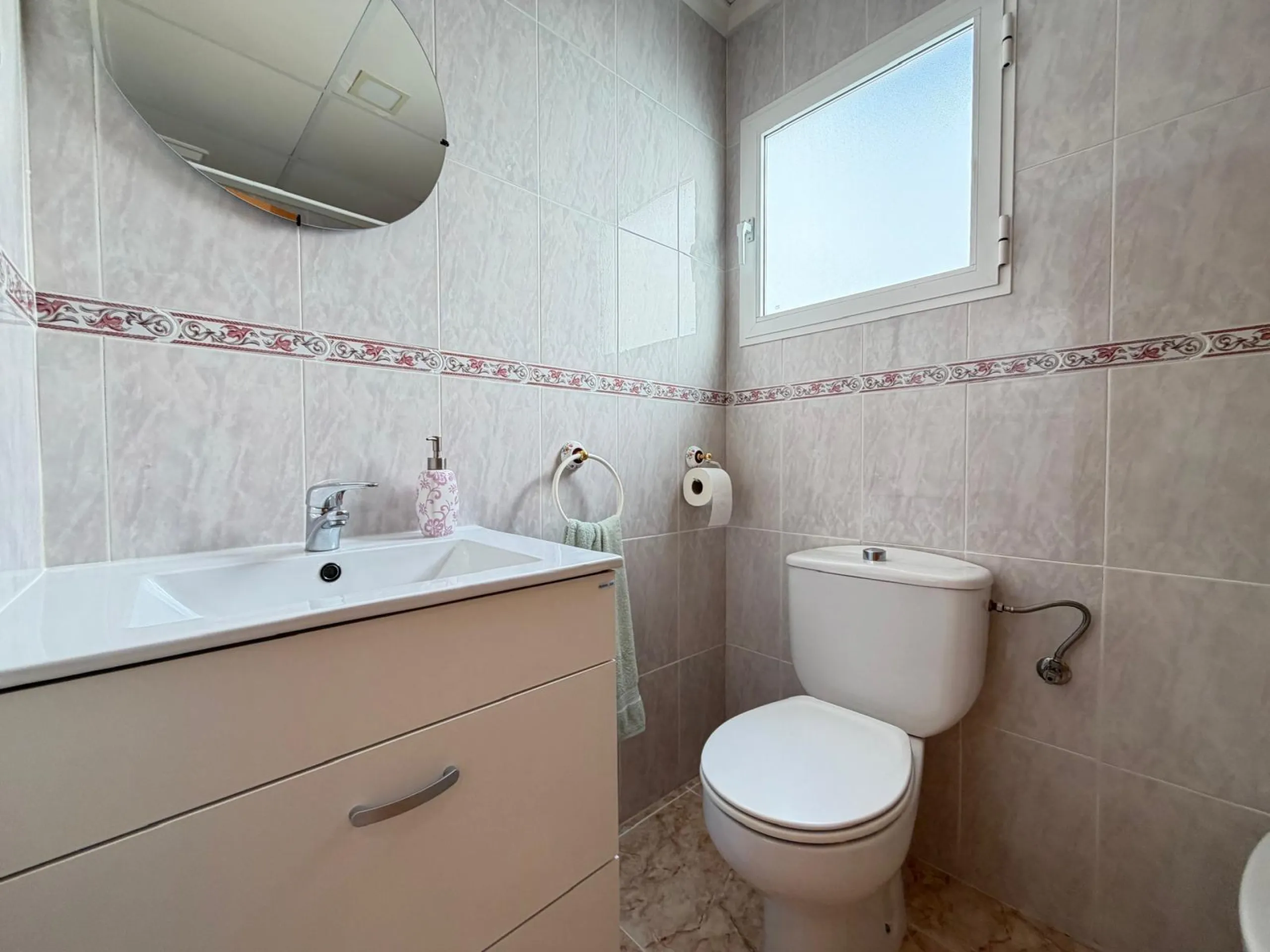 PENTHOUSE WITH SEA VIEWS ON AV. DE LAS HABANERAS WITH VERY LARGE GARAGE SPACE INCLUDED. 2 BEDROOMS. 1 BATHROOM. TOTAL AREA OF 72 M2.