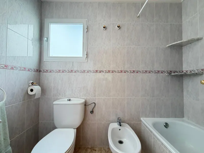 PENTHOUSE WITH SEA VIEWS ON AV. DE LAS HABANERAS WITH VERY LARGE GARAGE SPACE INCLUDED. 2 BEDROOMS. 1 BATHROOM. TOTAL AREA OF 72 M2.