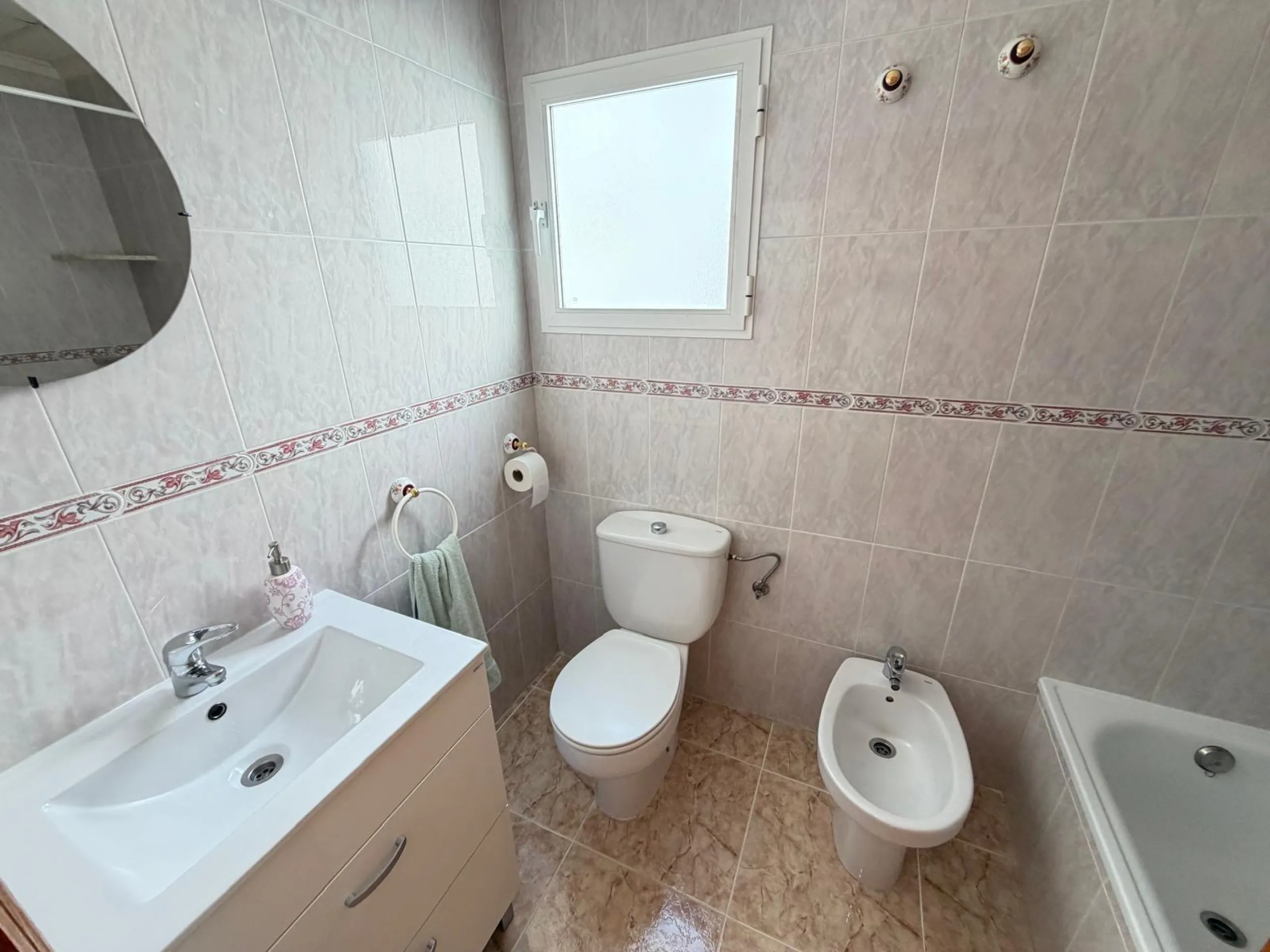 PENTHOUSE WITH SEA VIEWS ON AV. DE LAS HABANERAS WITH VERY LARGE GARAGE SPACE INCLUDED. 2 BEDROOMS. 1 BATHROOM. TOTAL AREA OF 72 M2.