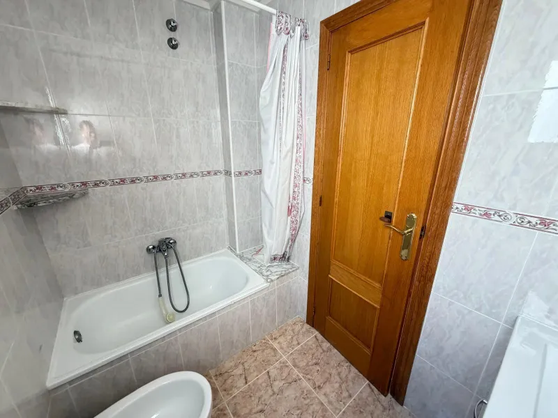 PENTHOUSE WITH SEA VIEWS ON AV. DE LAS HABANERAS WITH VERY LARGE GARAGE SPACE INCLUDED. 2 BEDROOMS. 1 BATHROOM. TOTAL AREA OF 72 M2.