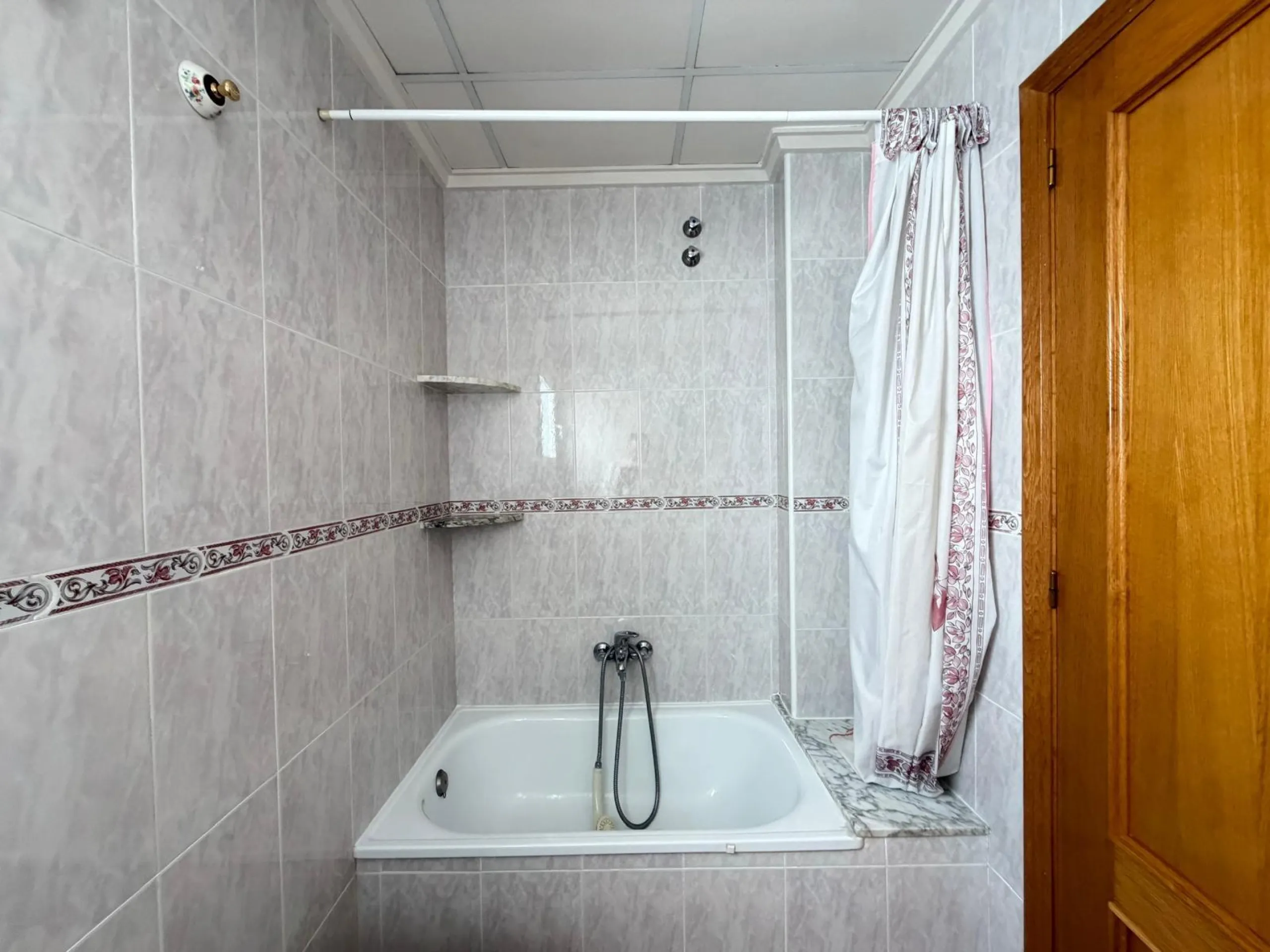 PENTHOUSE WITH SEA VIEWS ON AV. DE LAS HABANERAS WITH VERY LARGE GARAGE SPACE INCLUDED. 2 BEDROOMS. 1 BATHROOM. TOTAL AREA OF 72 M2.
