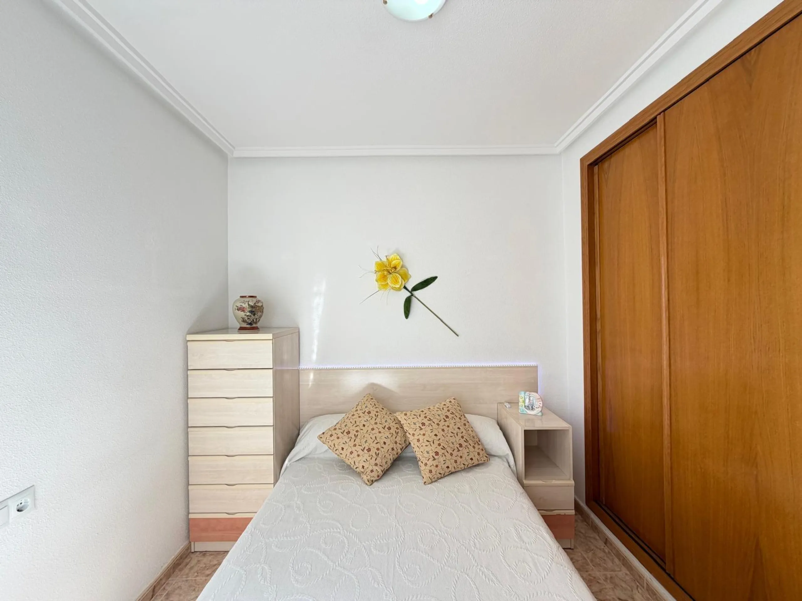 PENTHOUSE WITH SEA VIEWS ON AV. DE LAS HABANERAS WITH VERY LARGE GARAGE SPACE INCLUDED. 2 BEDROOMS. 1 BATHROOM. TOTAL AREA OF 72 M2.