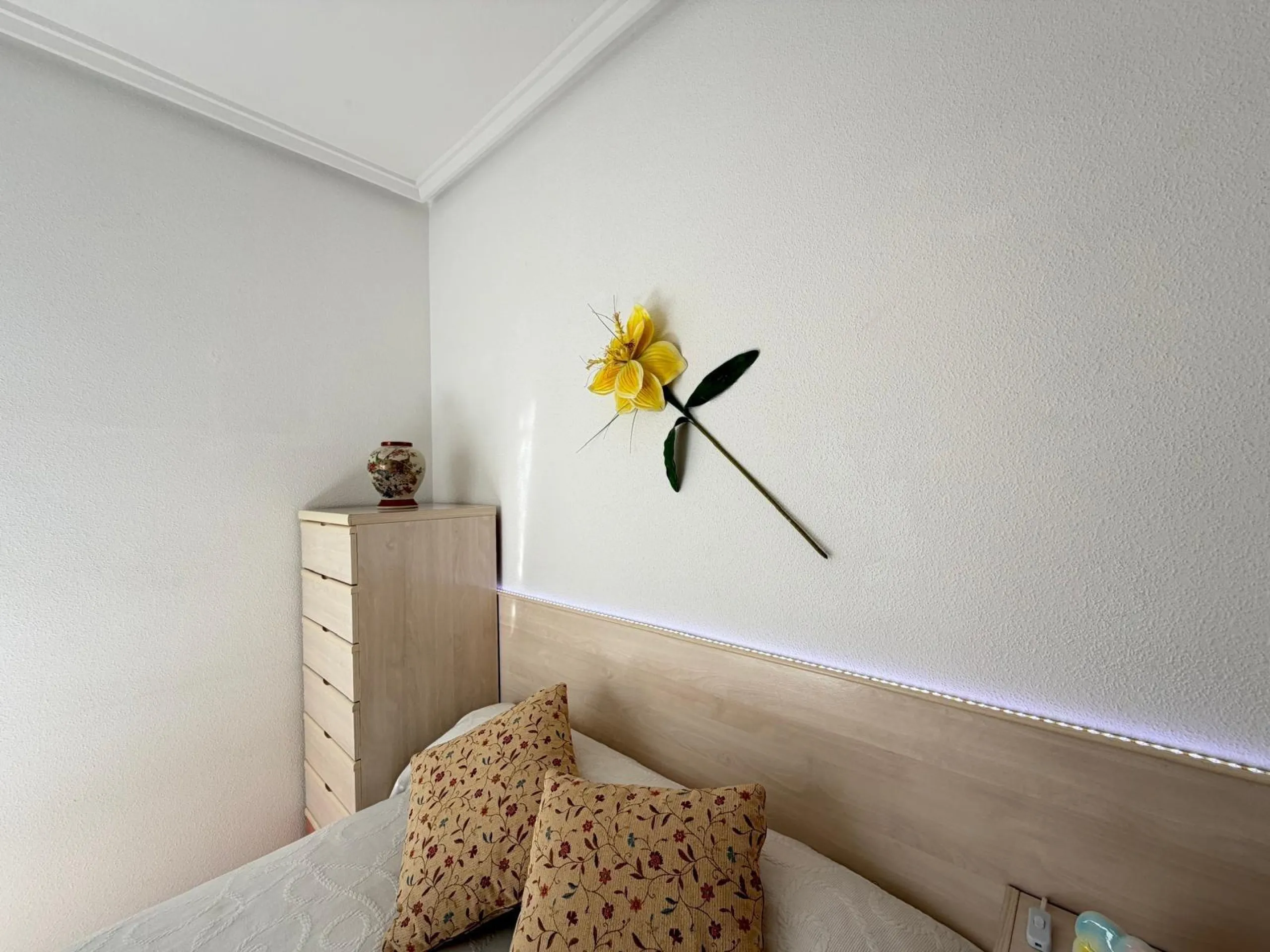 PENTHOUSE WITH SEA VIEWS ON AV. DE LAS HABANERAS WITH VERY LARGE GARAGE SPACE INCLUDED. 2 BEDROOMS. 1 BATHROOM. TOTAL AREA OF 72 M2.