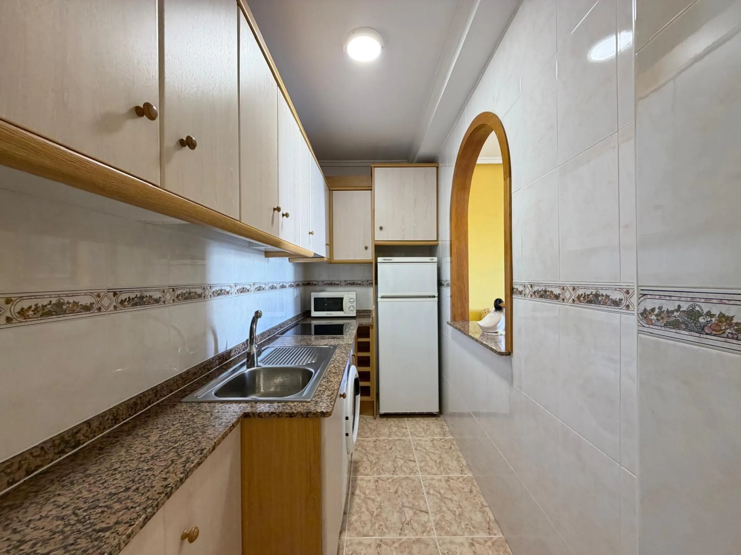 PENTHOUSE WITH SEA VIEWS ON AV. DE LAS HABANERAS WITH VERY LARGE GARAGE SPACE INCLUDED. 2 BEDROOMS. 1 BATHROOM. TOTAL AREA OF 72 M2.