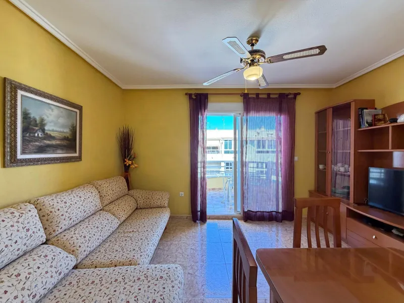 PENTHOUSE WITH SEA VIEWS ON AV. DE LAS HABANERAS WITH VERY LARGE GARAGE SPACE INCLUDED. 2 BEDROOMS. 1 BATHROOM. TOTAL AREA OF 72 M2.