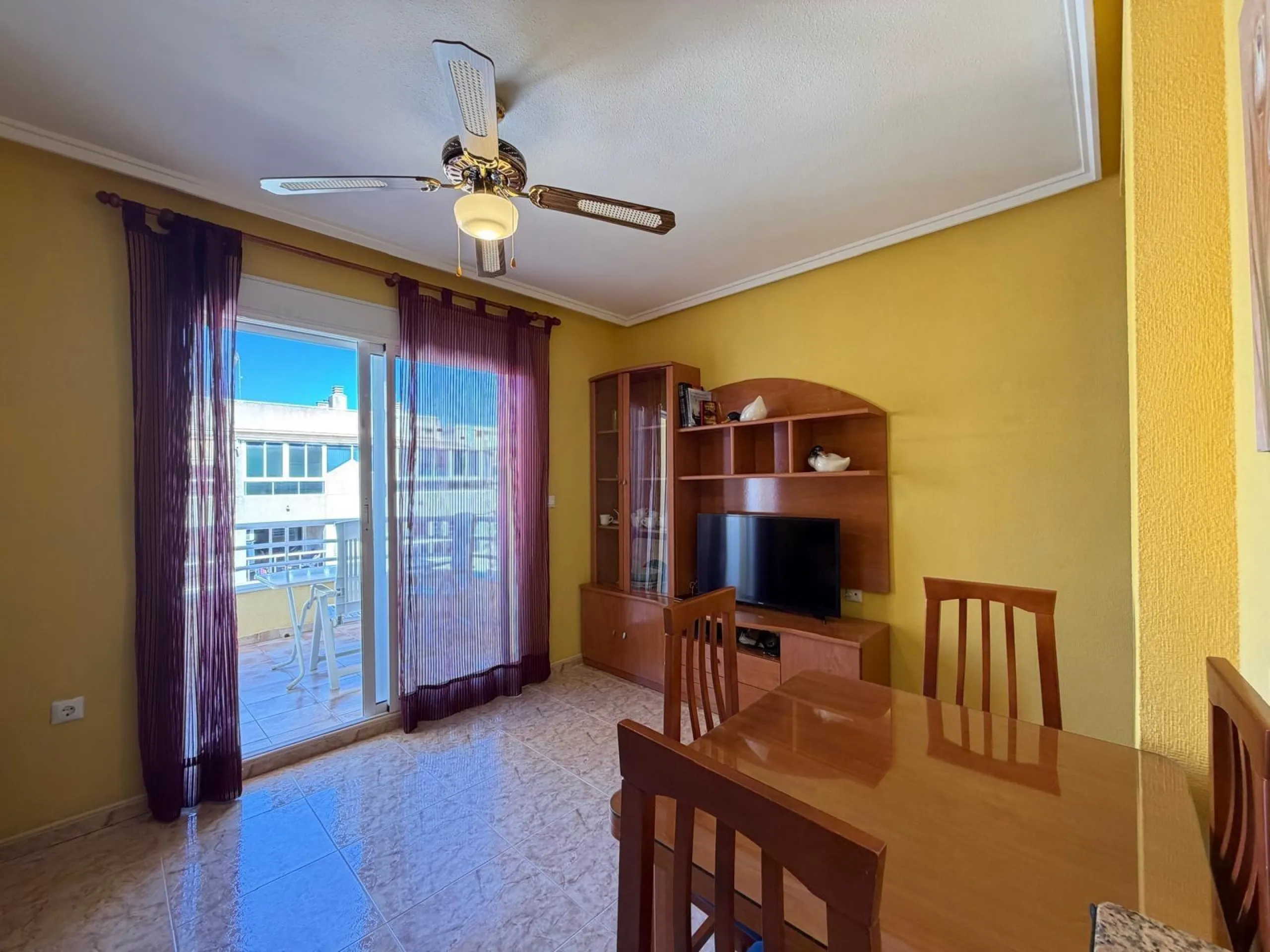 PENTHOUSE WITH SEA VIEWS ON AV. DE LAS HABANERAS WITH VERY LARGE GARAGE SPACE INCLUDED. 2 BEDROOMS. 1 BATHROOM. TOTAL AREA OF 72 M2.