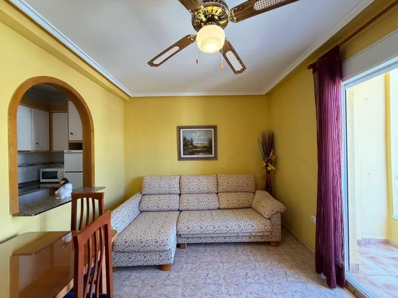 PENTHOUSE WITH SEA VIEWS ON AV. DE LAS HABANERAS WITH VERY LARGE GARAGE SPACE INCLUDED. 2 BEDROOMS. 1 BATHROOM. TOTAL AREA OF 72 M2.