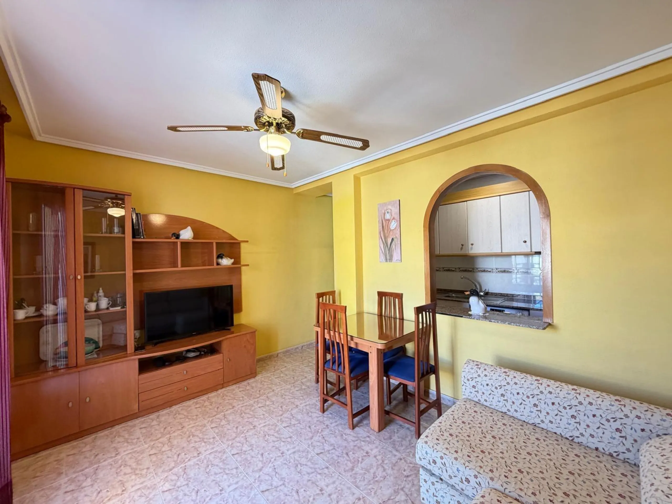 PENTHOUSE WITH SEA VIEWS ON AV. DE LAS HABANERAS WITH VERY LARGE GARAGE SPACE INCLUDED. 2 BEDROOMS. 1 BATHROOM. TOTAL AREA OF 72 M2.