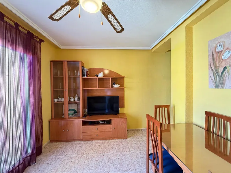 PENTHOUSE WITH SEA VIEWS ON AV. DE LAS HABANERAS WITH VERY LARGE GARAGE SPACE INCLUDED. 2 BEDROOMS. 1 BATHROOM. TOTAL AREA OF 72 M2.