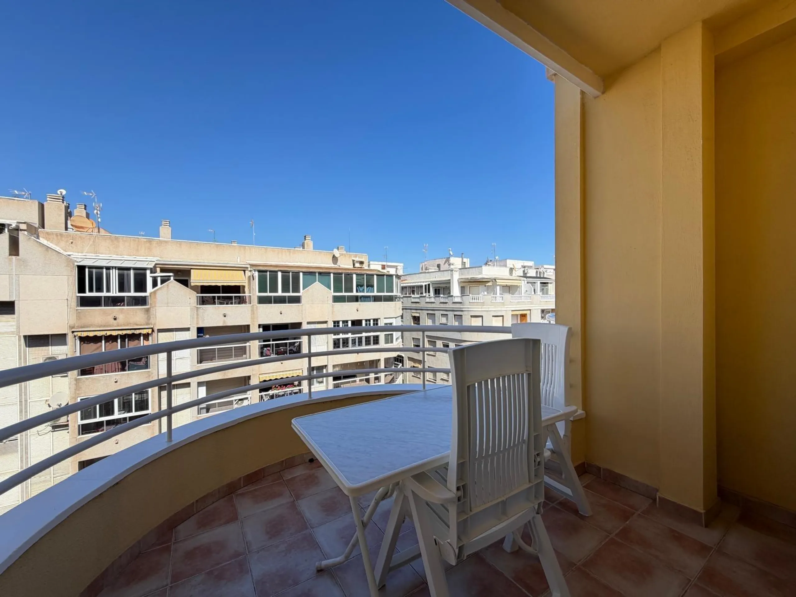 PENTHOUSE WITH SEA VIEWS ON AV. DE LAS HABANERAS WITH VERY LARGE GARAGE SPACE INCLUDED. 2 BEDROOMS. 1 BATHROOM. TOTAL AREA OF 72 M2.