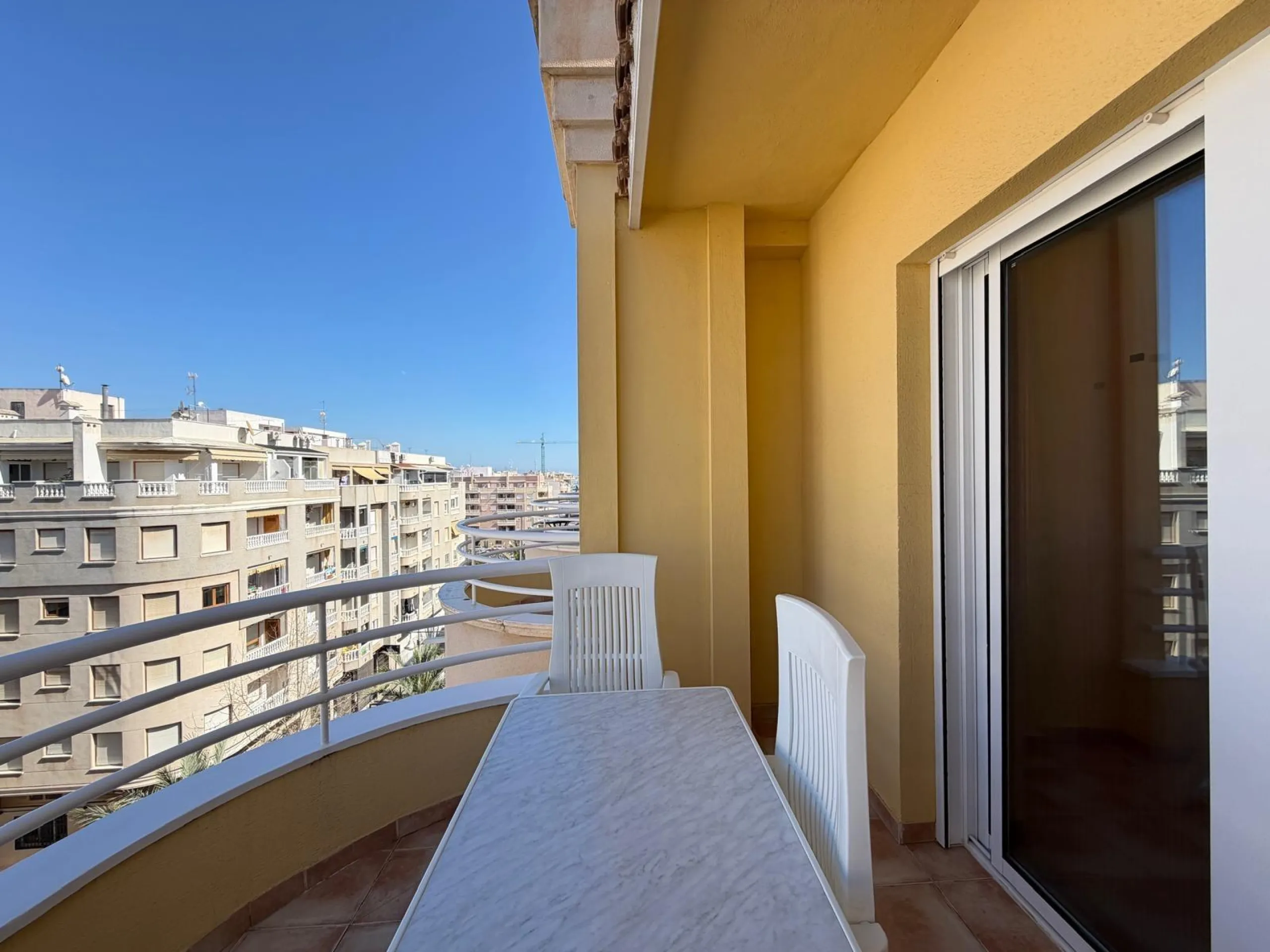 PENTHOUSE WITH SEA VIEWS ON AV. DE LAS HABANERAS WITH VERY LARGE GARAGE SPACE INCLUDED. 2 BEDROOMS. 1 BATHROOM. TOTAL AREA OF 72 M2.