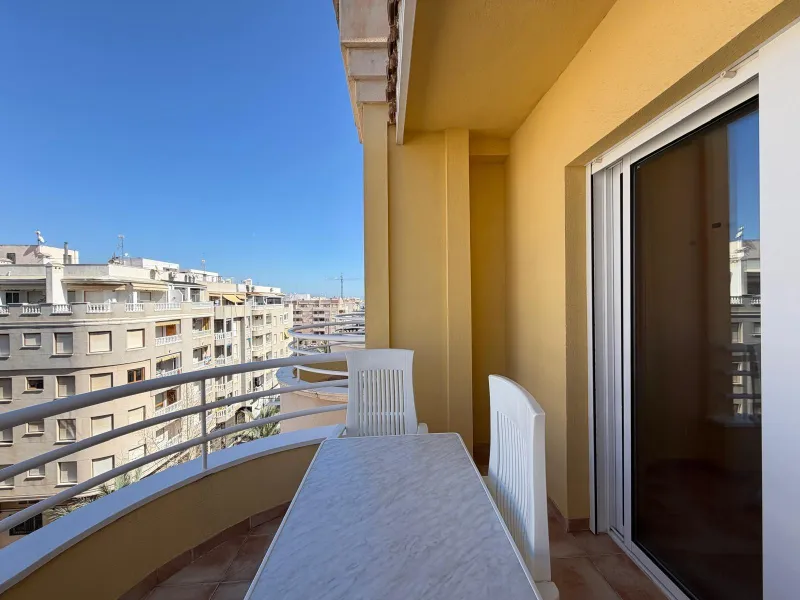 PENTHOUSE WITH SEA VIEWS ON AV. DE LAS HABANERAS WITH VERY LARGE GARAGE SPACE INCLUDED. 2 BEDROOMS. 1 BATHROOM. TOTAL AREA OF 72 M2.