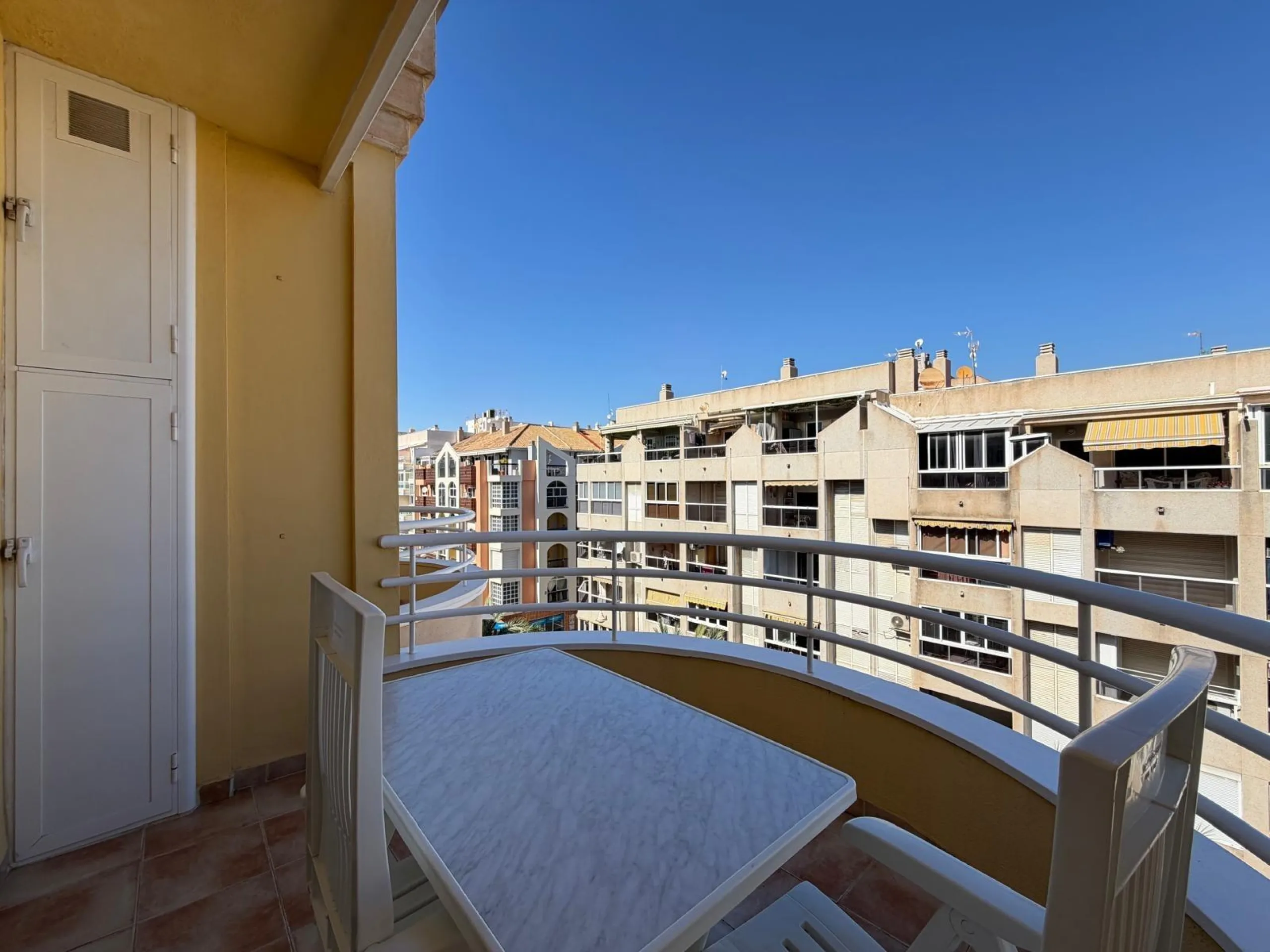 PENTHOUSE WITH SEA VIEWS ON AV. DE LAS HABANERAS WITH VERY LARGE GARAGE SPACE INCLUDED. 2 BEDROOMS. 1 BATHROOM. TOTAL AREA OF 72 M2.